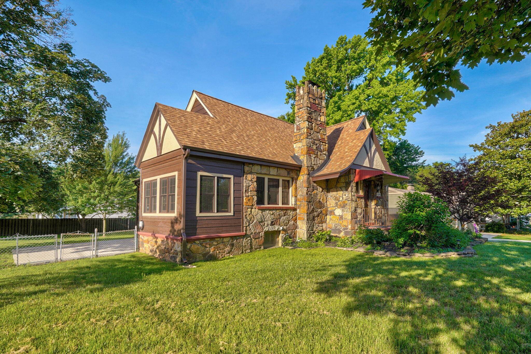 1328 E Bennett ST, Springfield, MO 65804