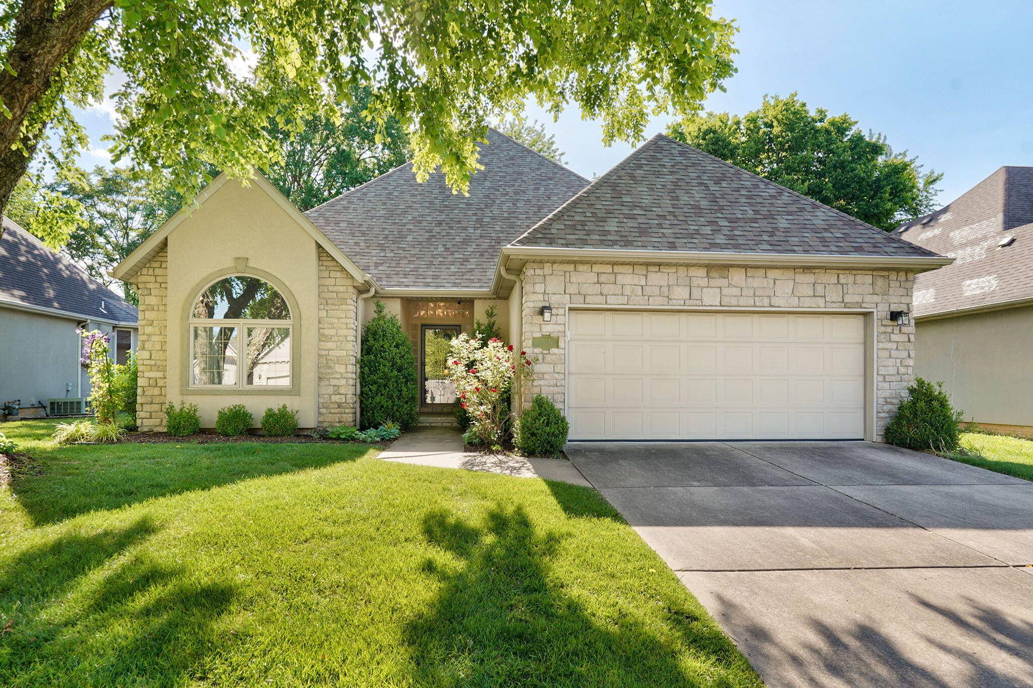 1113 S Carriage AVE, Springfield, MO 65809