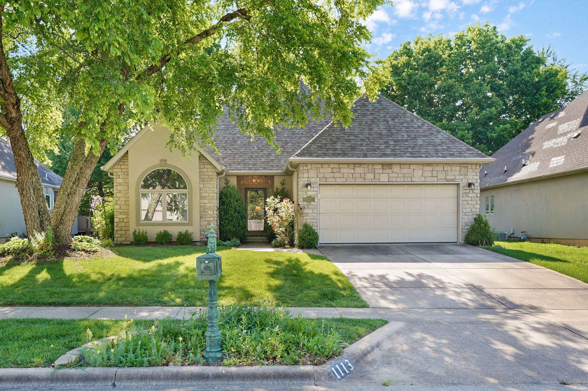 1113 S Carriage AVE, Springfield, MO 65809