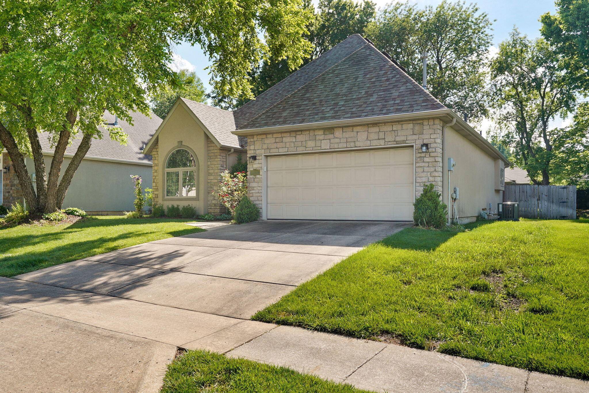 1113 S Carriage AVE, Springfield, MO 65809