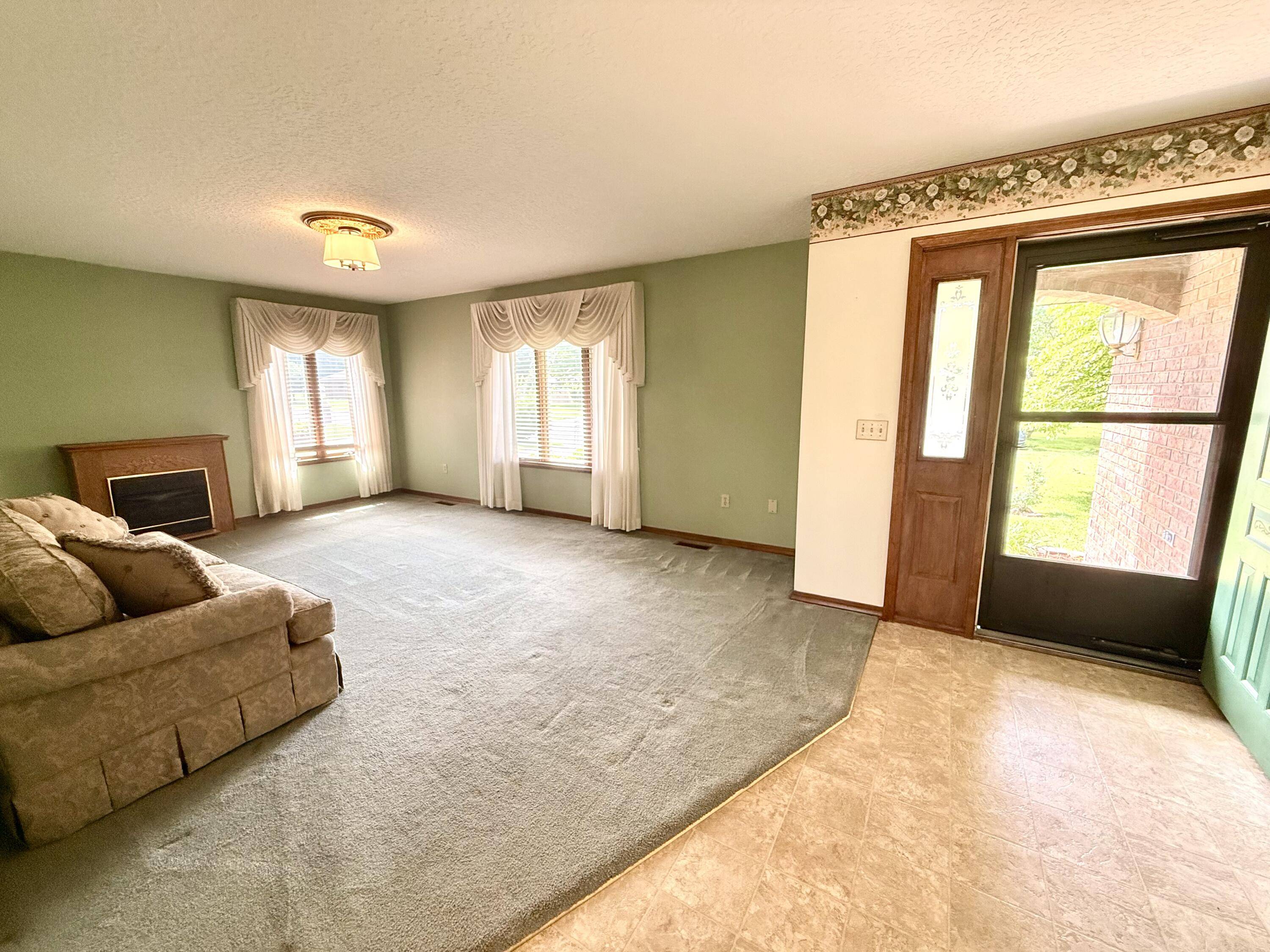 801 E 16th ST, Mountain Grove, MO 65711