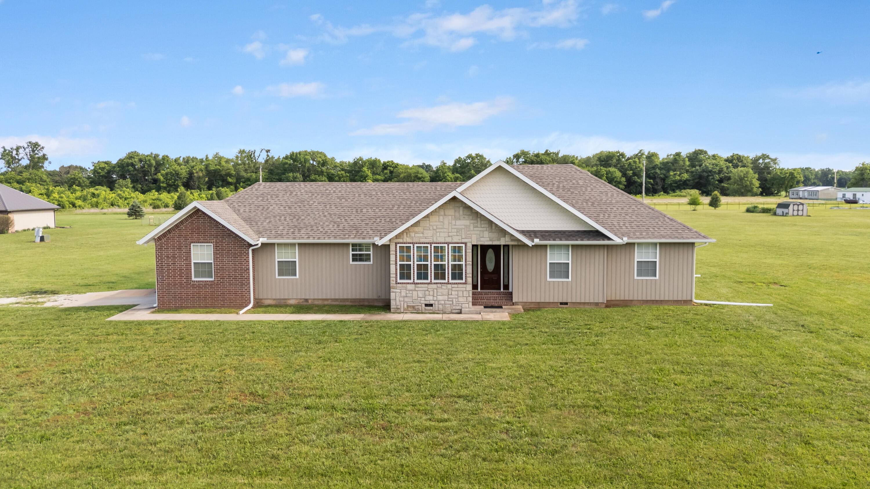 8861 Farm Road 2212, Washburn, MO 65772