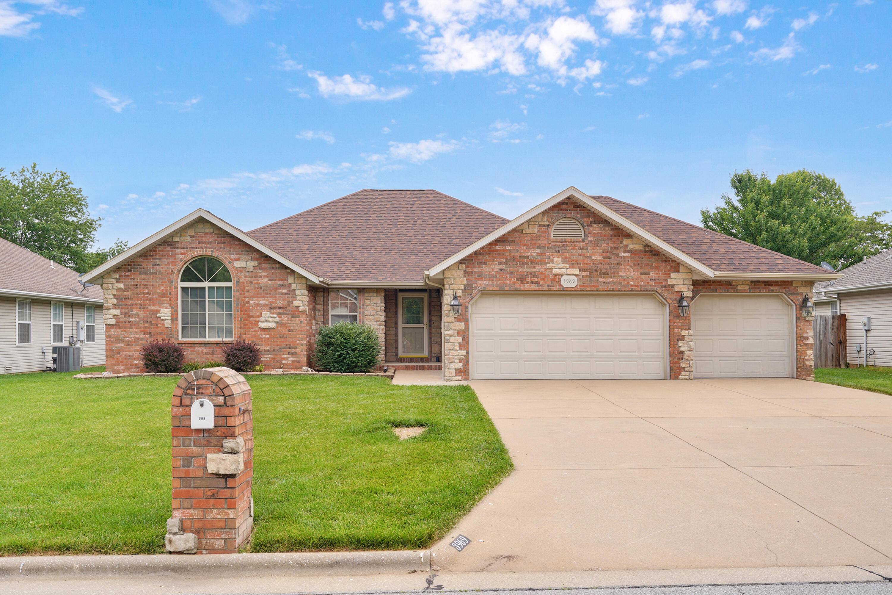 3969 W Greenwood ST, Springfield, MO 65807