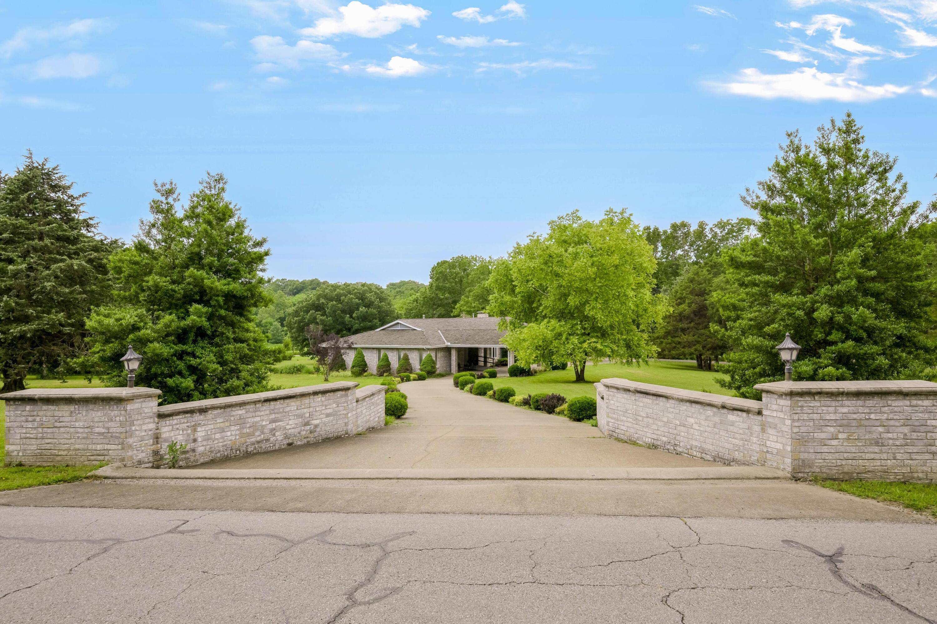 375 Glenwood CIR, Cassville, MO 65625