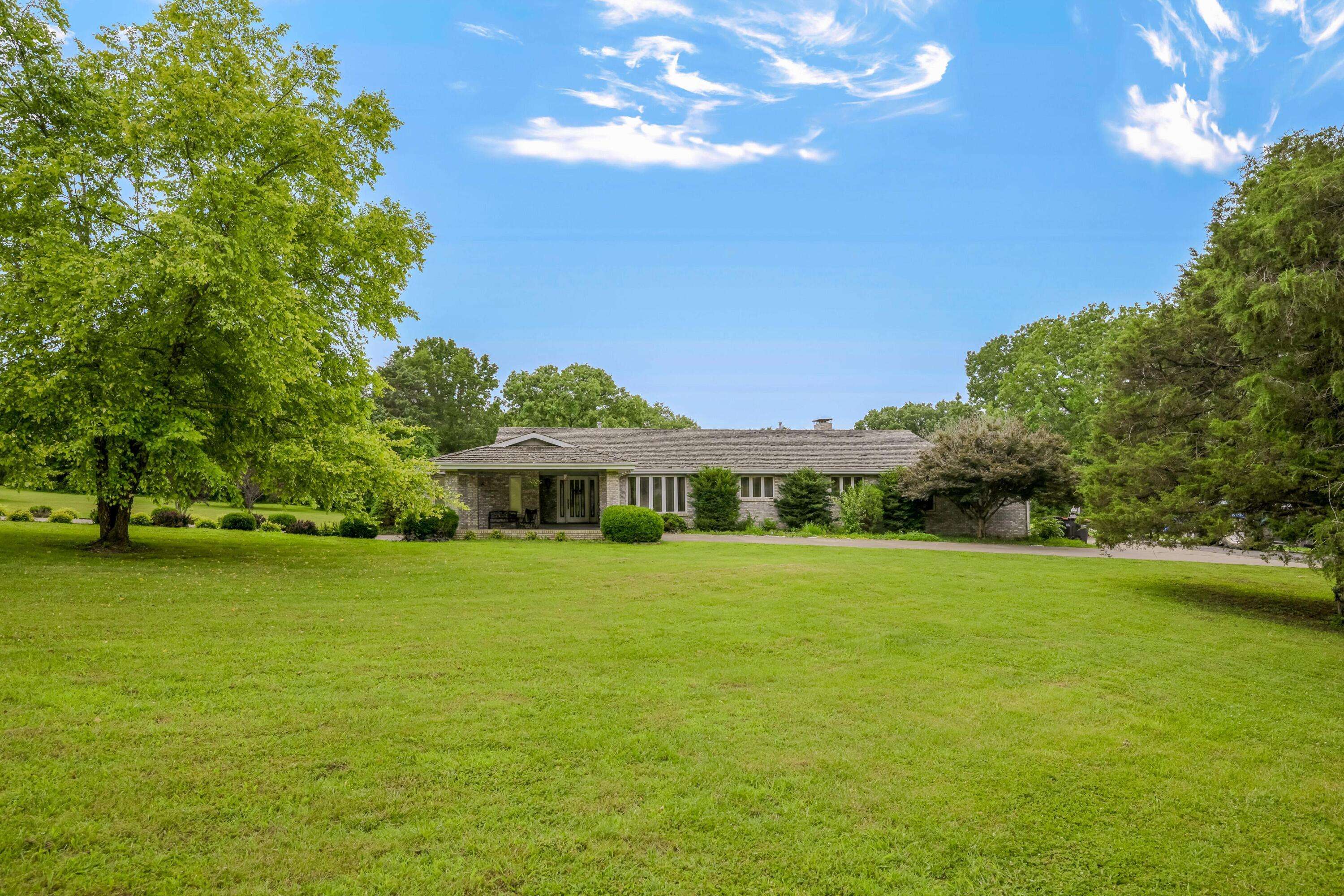 375 Glenwood CIR, Cassville, MO 65625