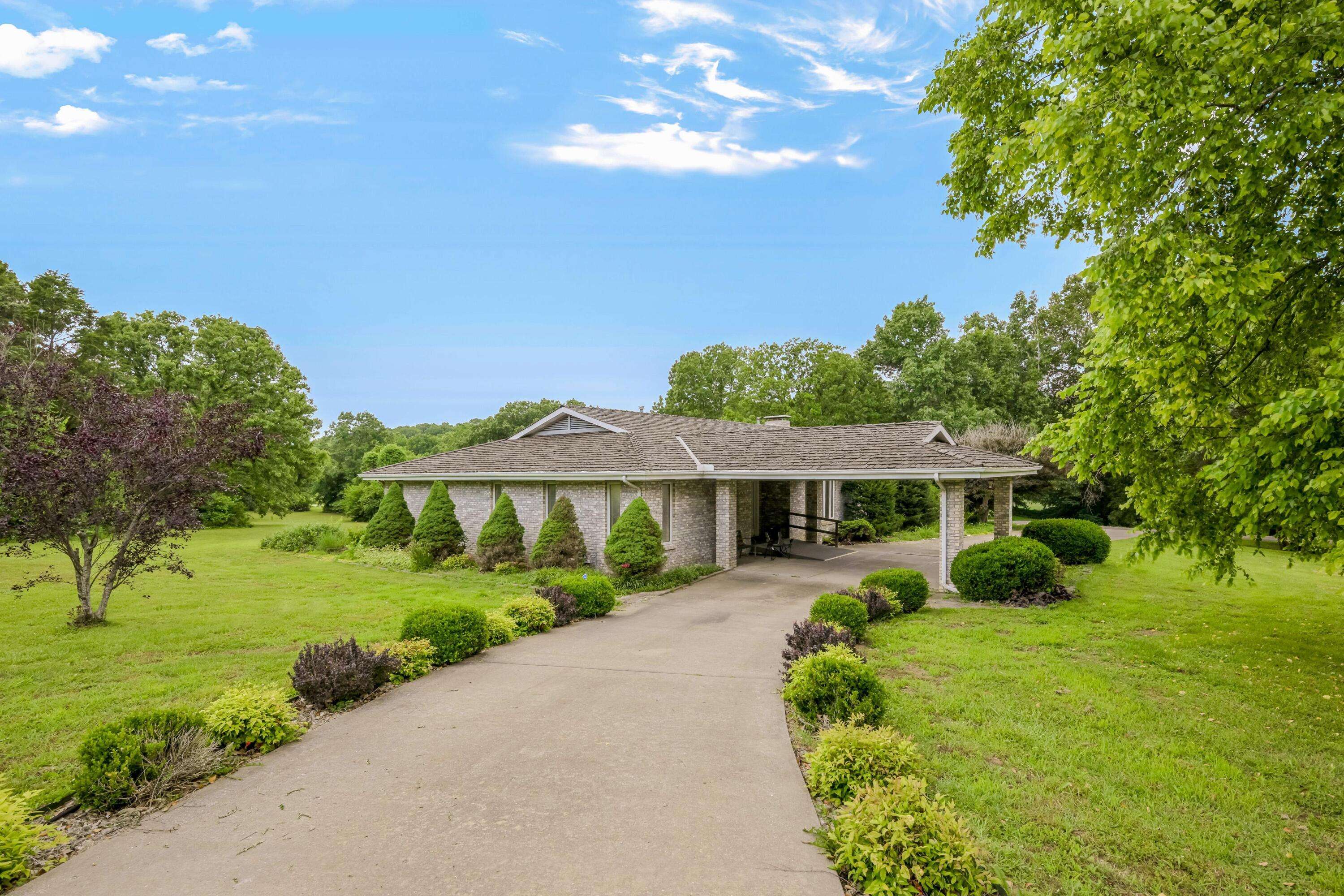 375 Glenwood CIR, Cassville, MO 65625