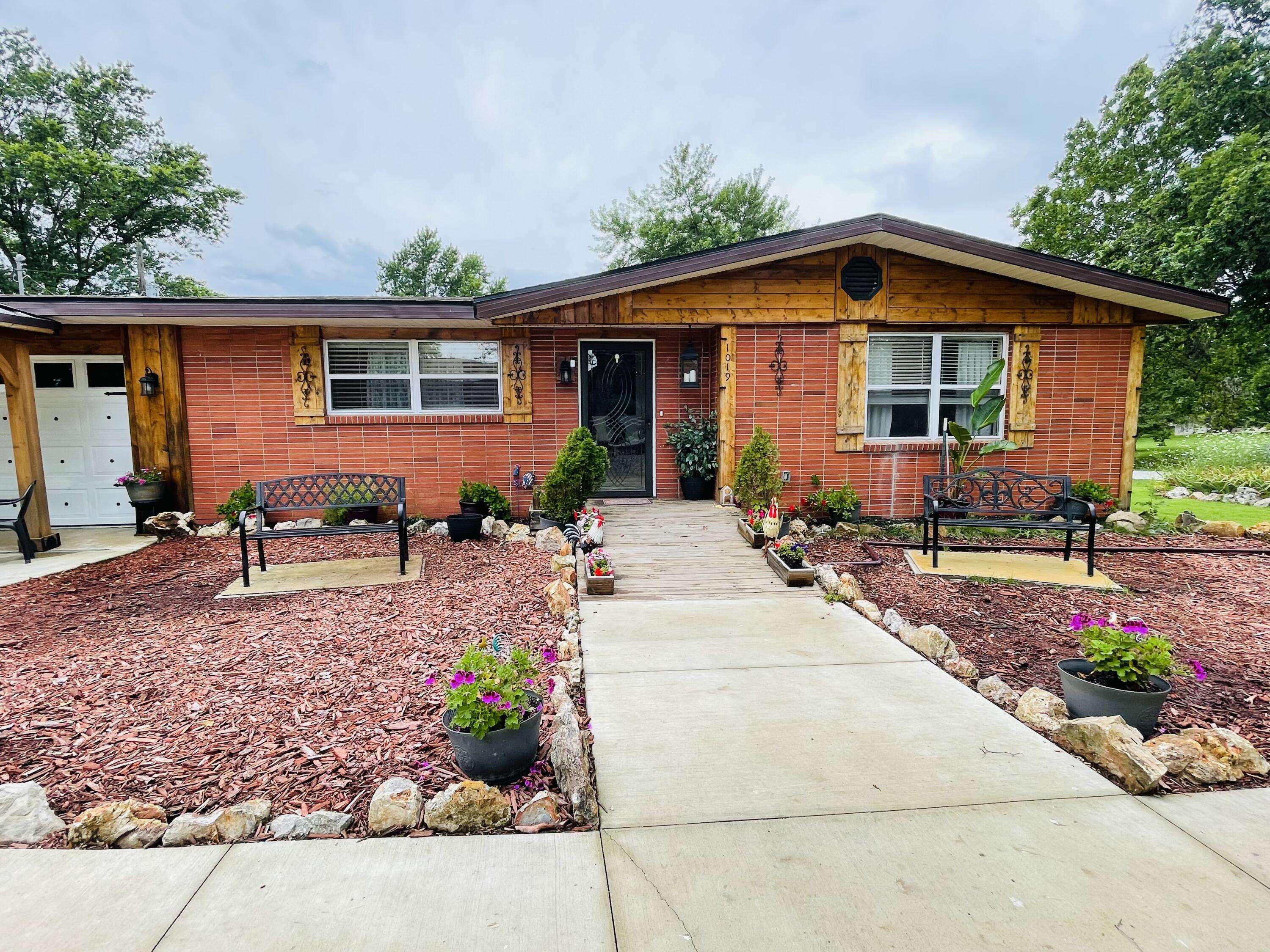 1019 N Pine ST, Marshfield, MO 65706