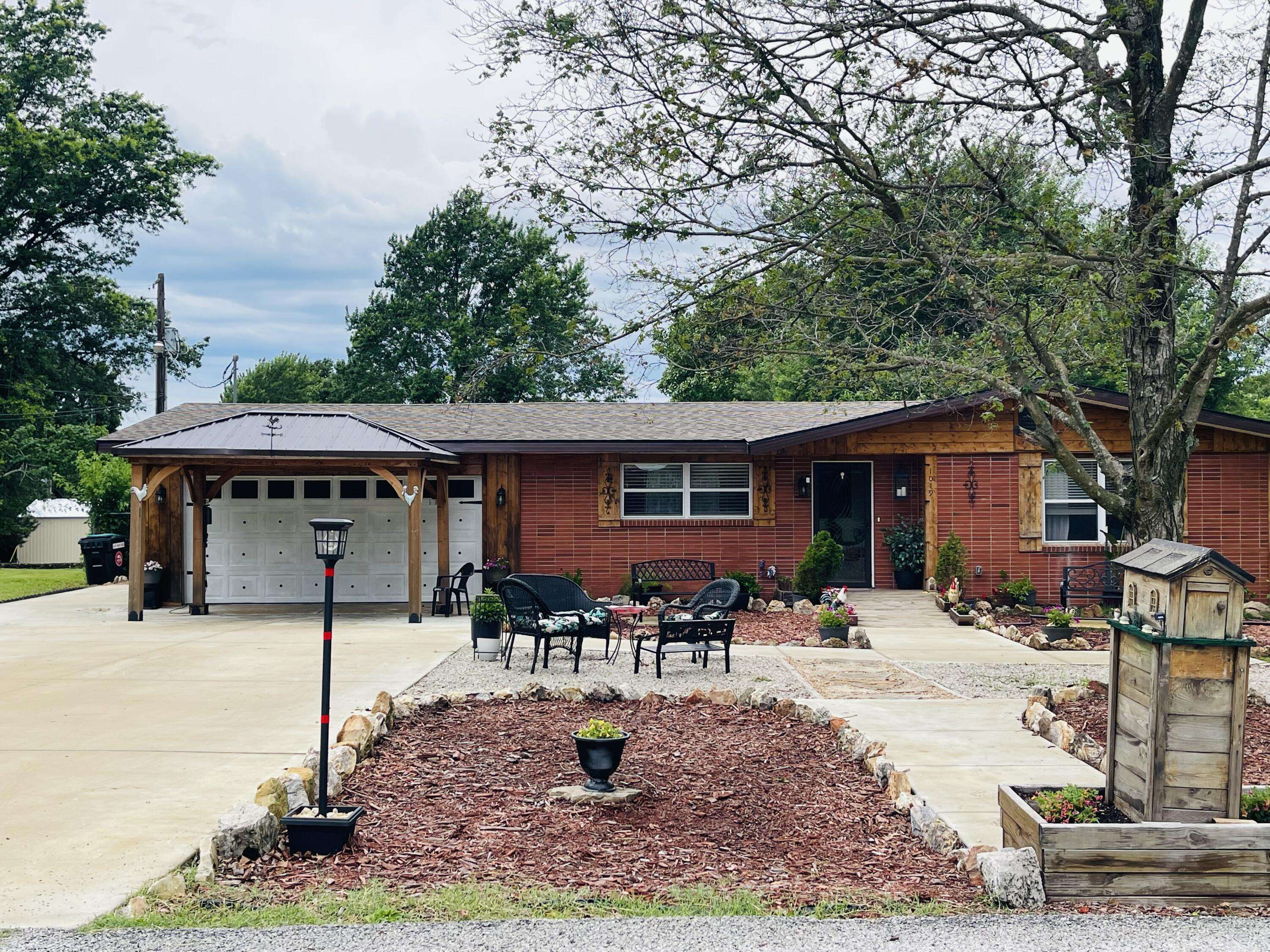 1019 N Pine ST, Marshfield, MO 65706