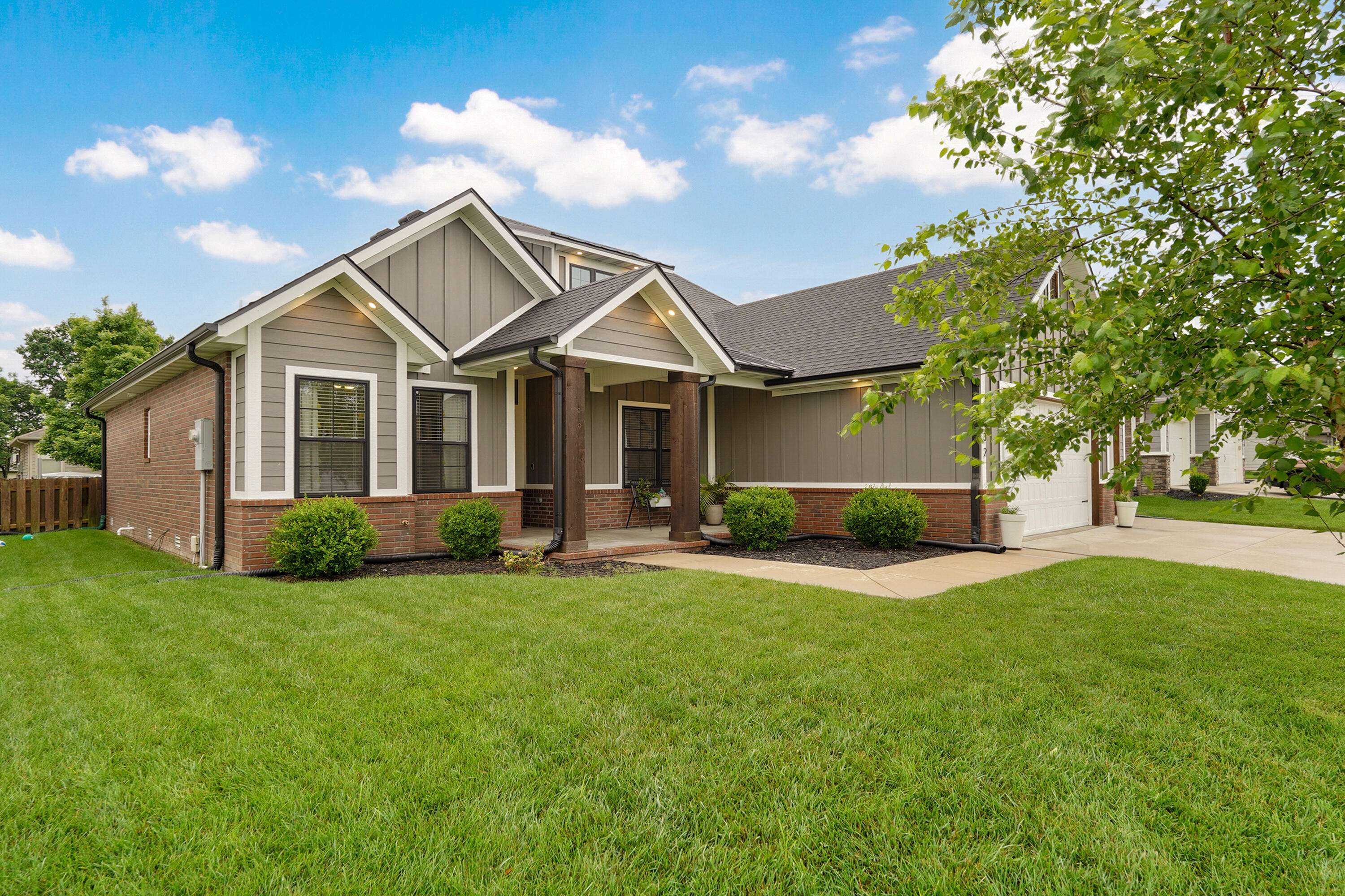 932 E Downshire DR, Nixa, MO 65714