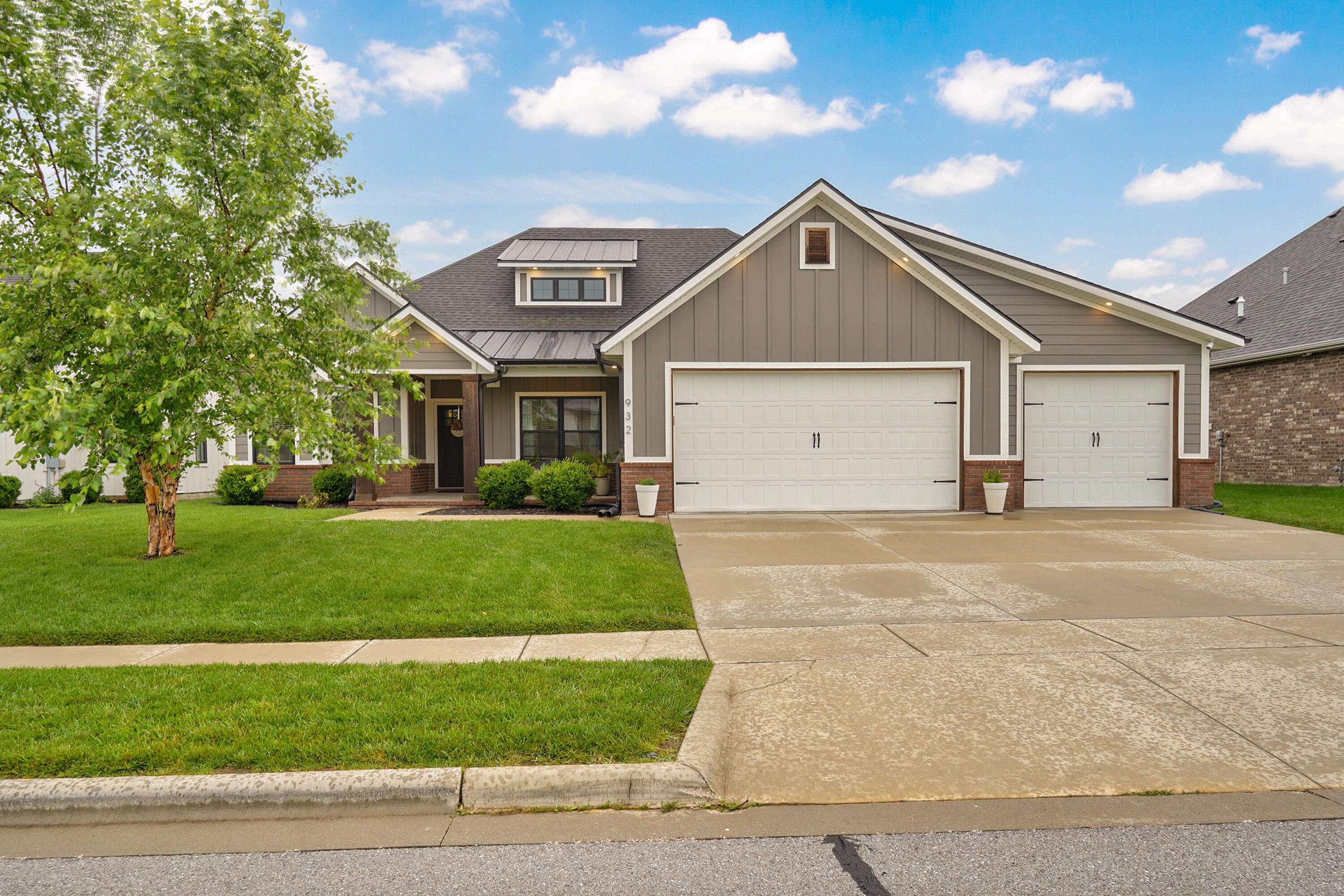 932 E Downshire DR, Nixa, MO 65714