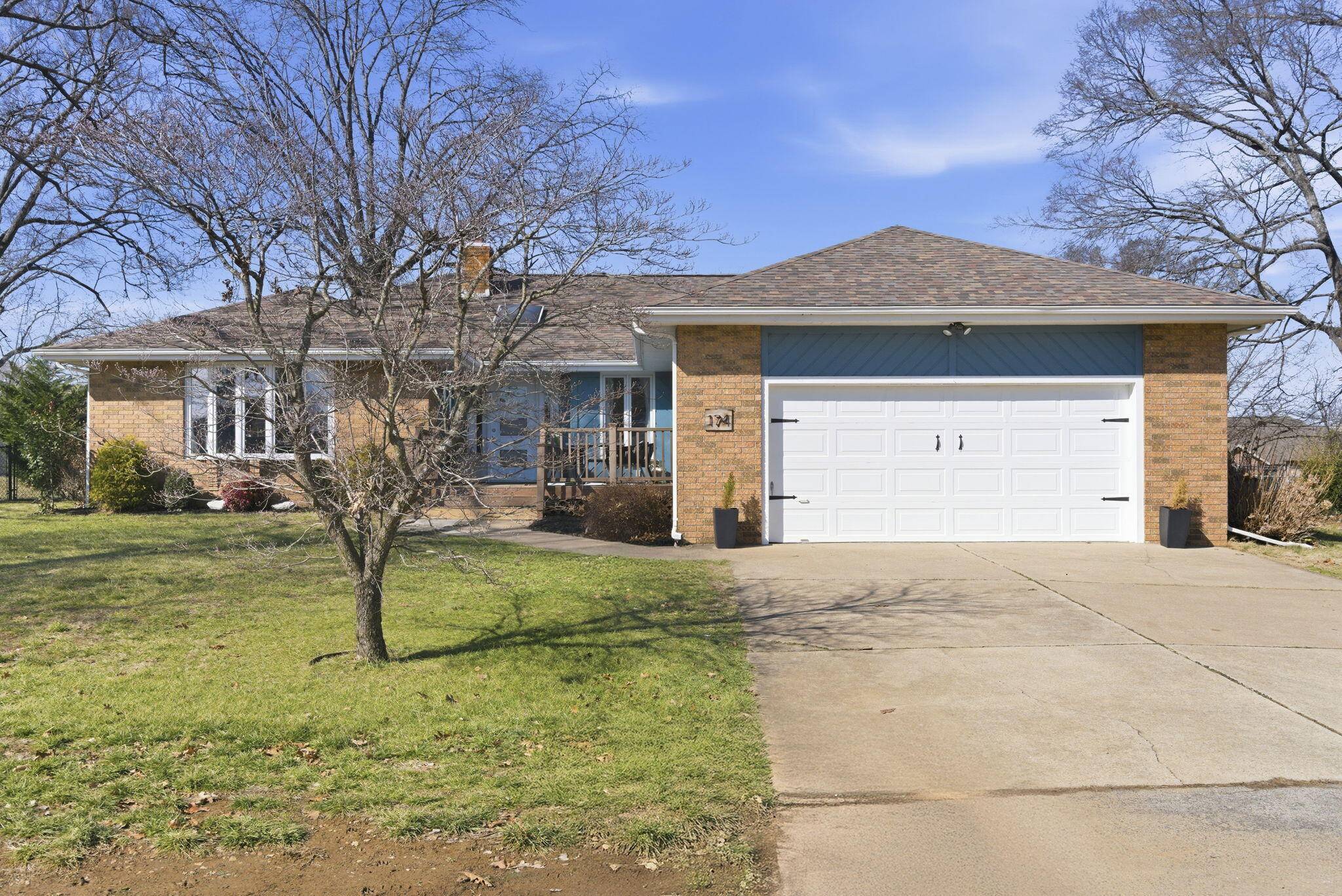174 Lakeshore DR, Blue Eye, MO 65611