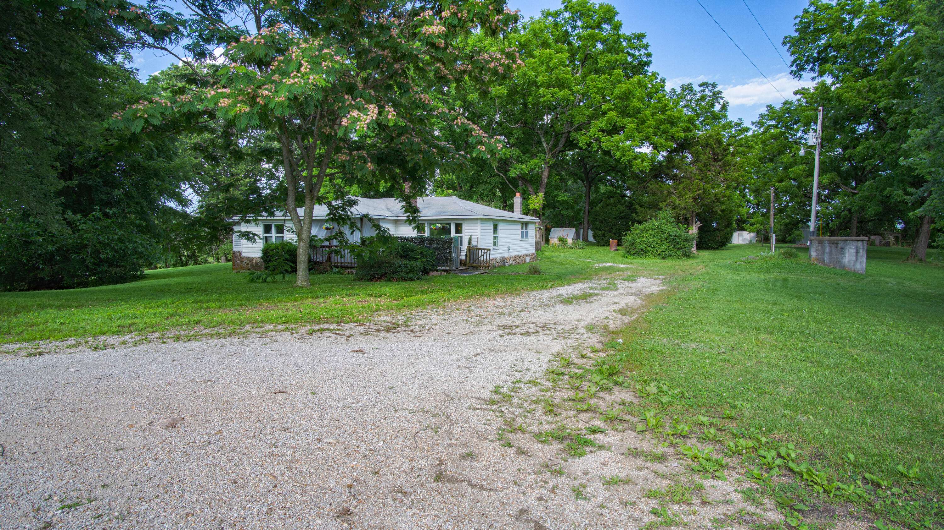 9399 Hopper LN, Mountain Grove, MO 65711