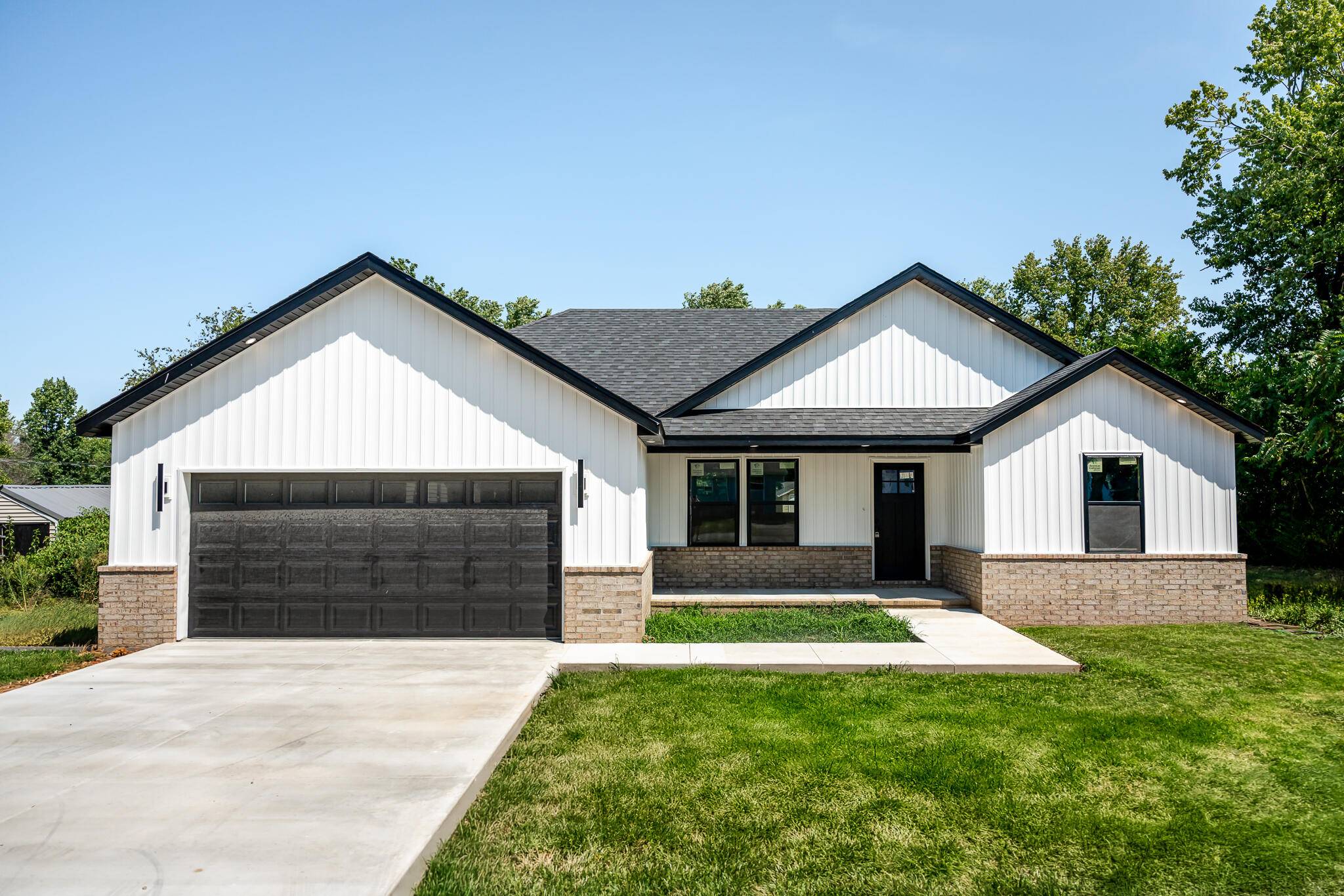 137 W Hawthorne ST, Aurora, MO 65605