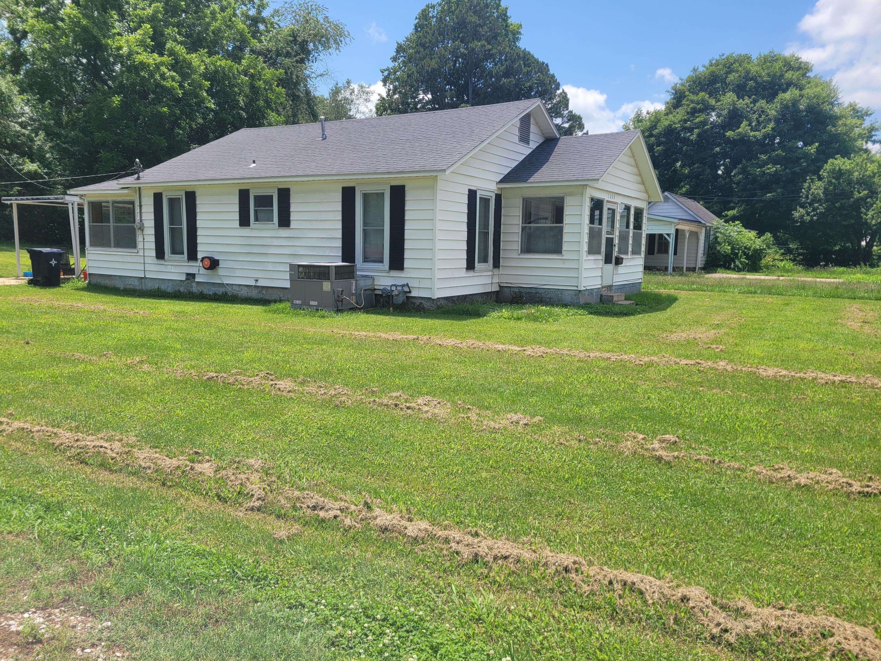 1220 Lambert LN, West Plains, MO 65775