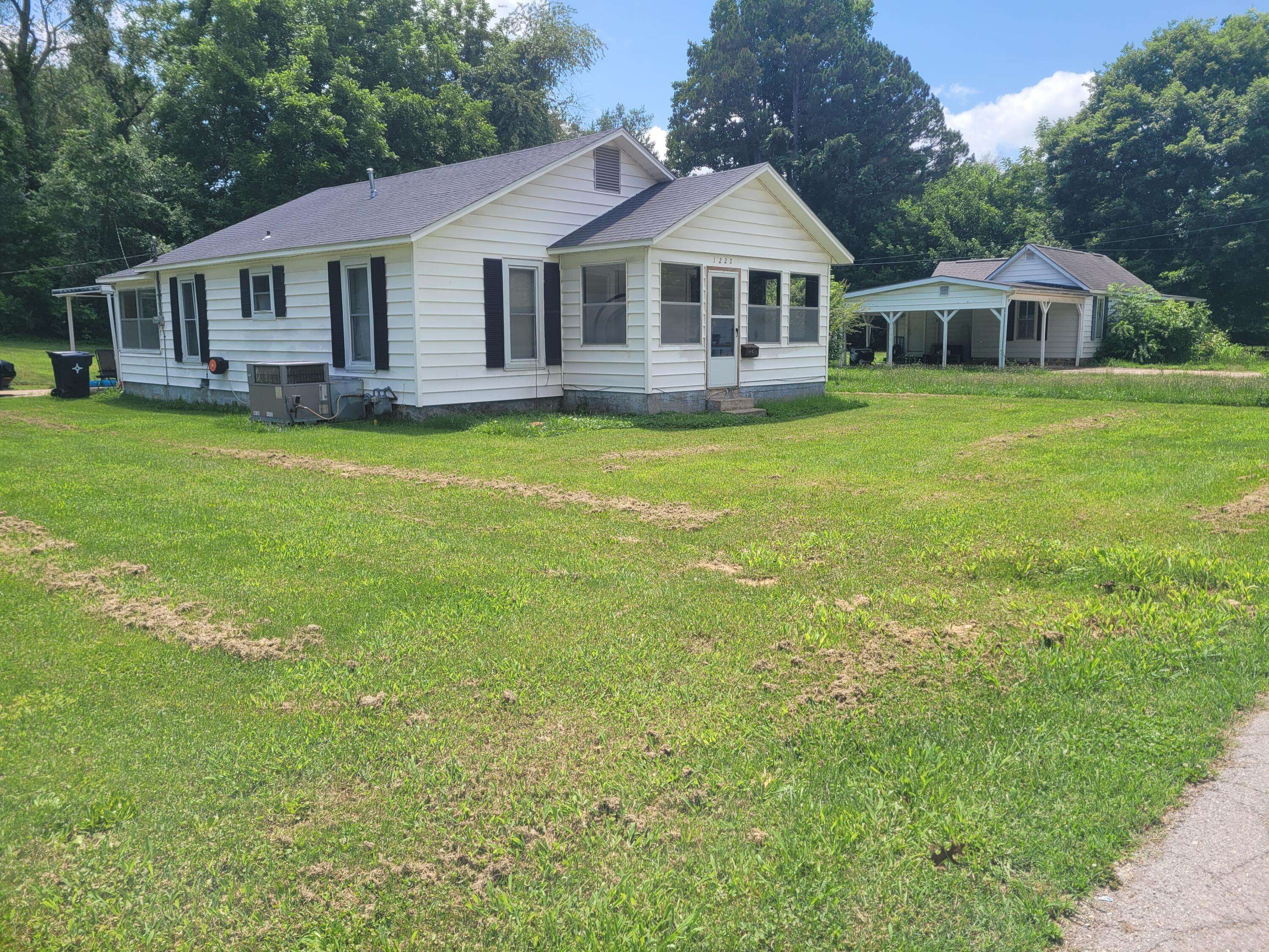 1220 Lambert LN, West Plains, MO 65775