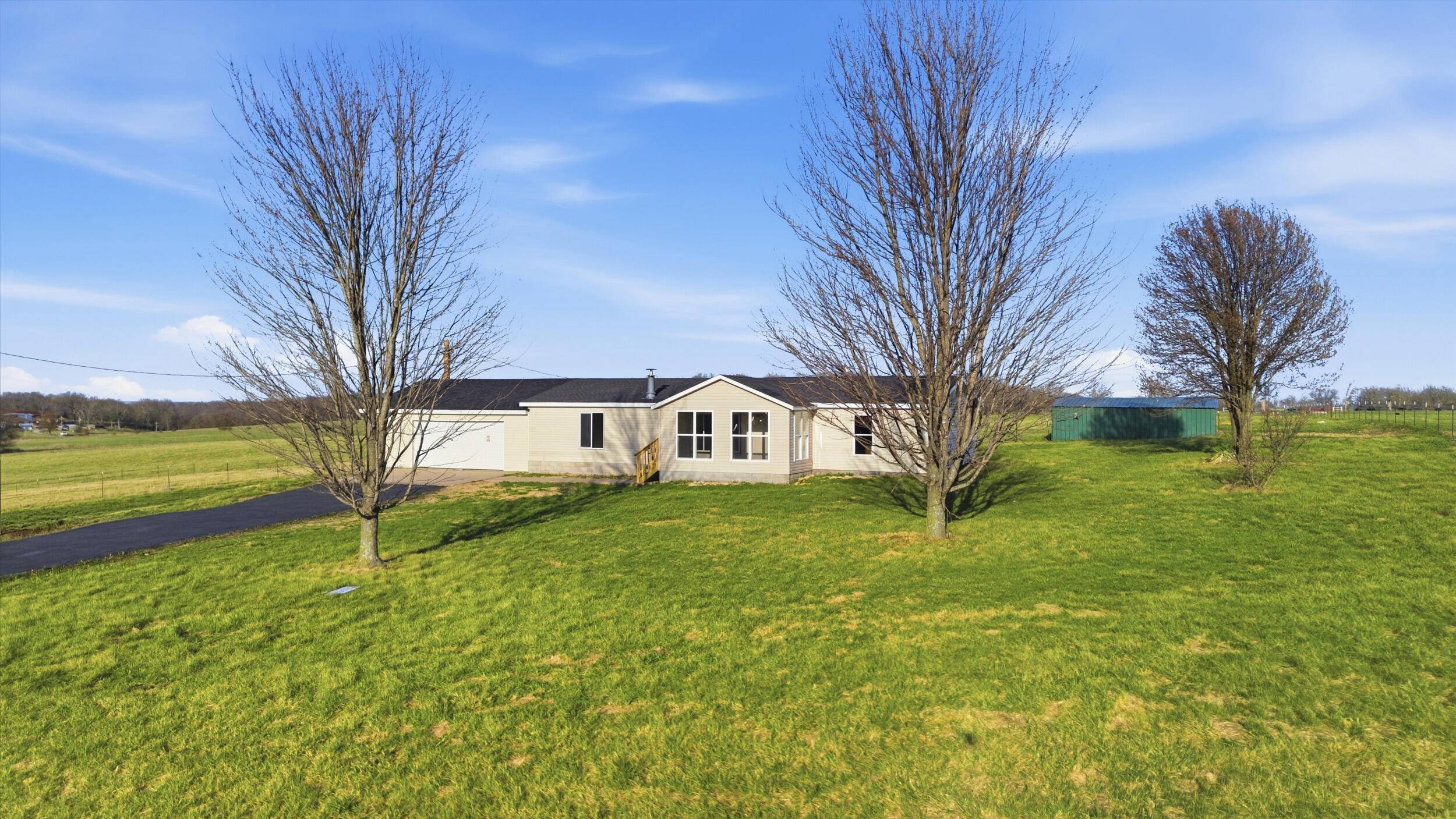 23594 Lawrence 1200, Aurora, MO 65605