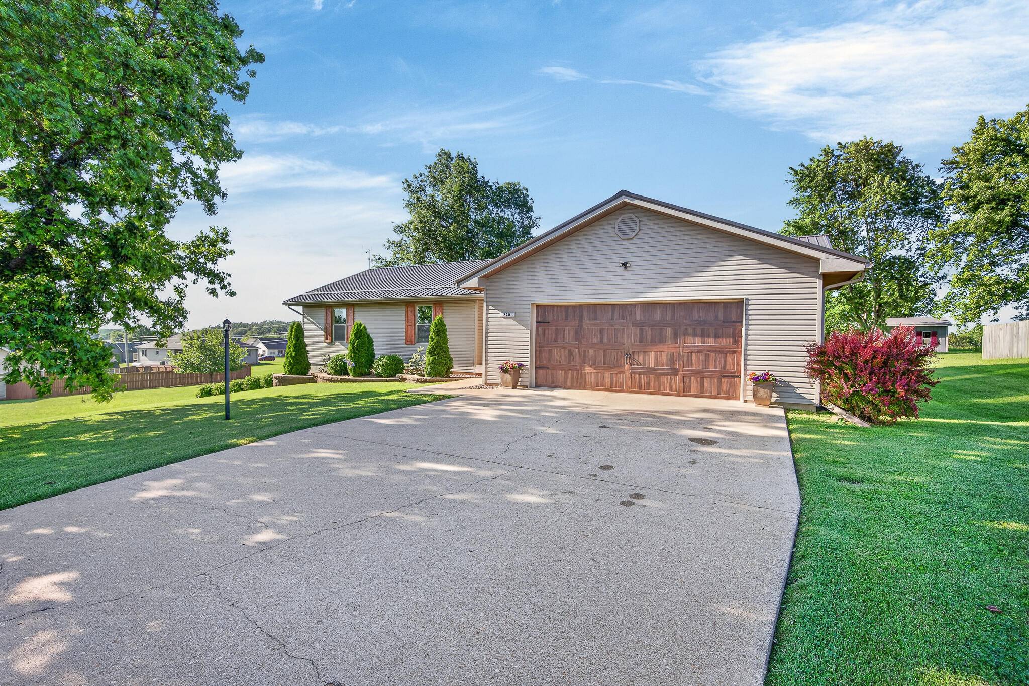 220 Bonnie DR, Lebanon, MO 65536