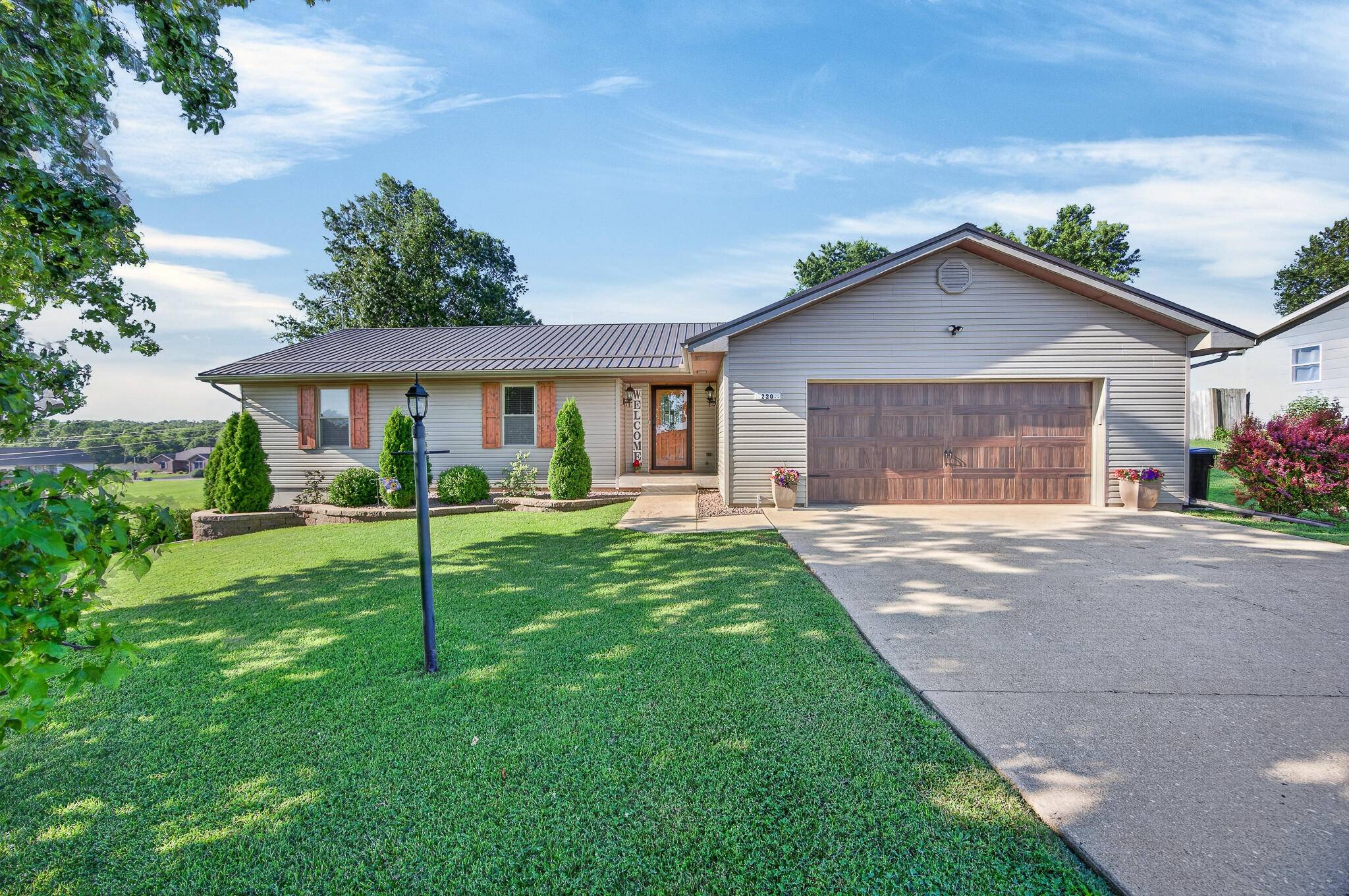 220 Bonnie DR, Lebanon, MO 65536