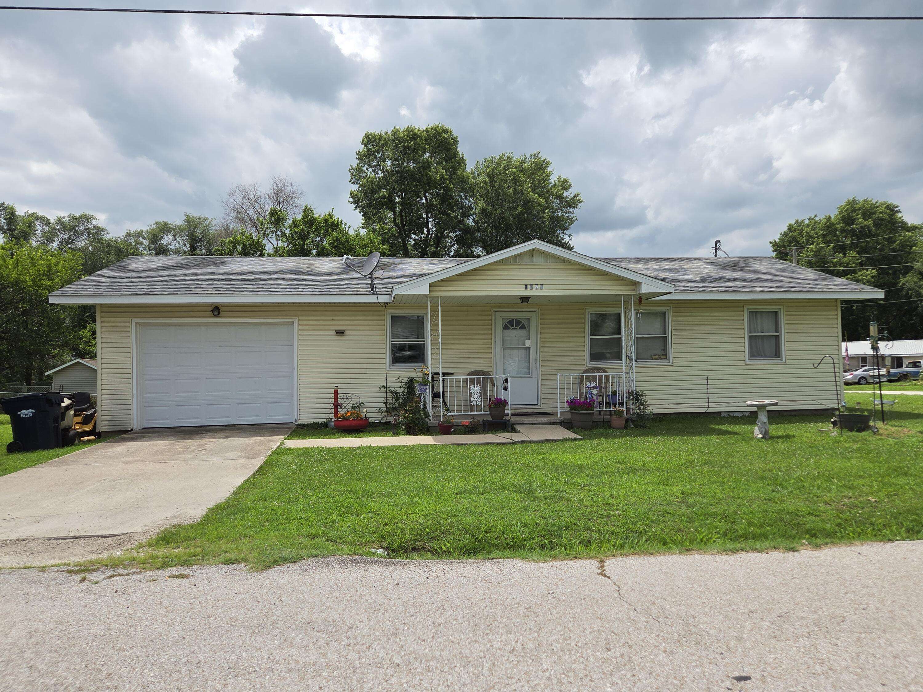 1127 N Oak ST, Buffalo, MO 65622