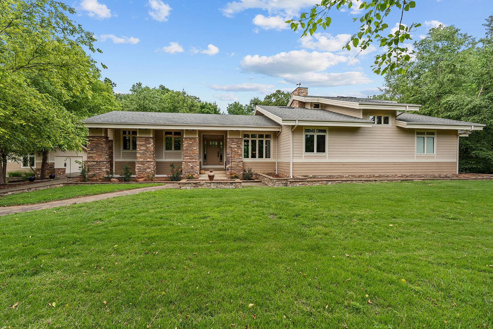3248 S Farm Road 203, Springfield, MO 65809