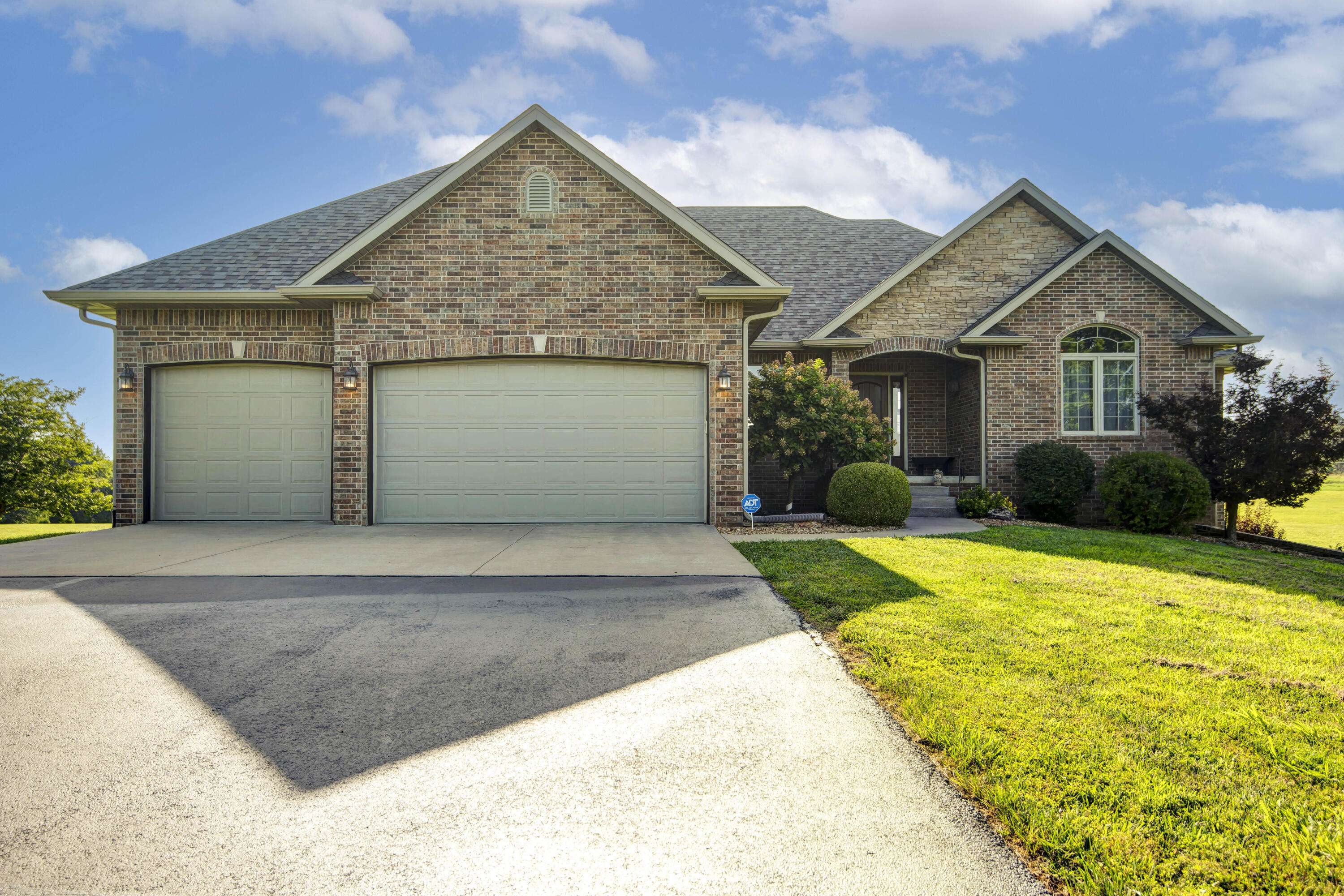 2452 N Arrow LN, Springfield, MO 65802