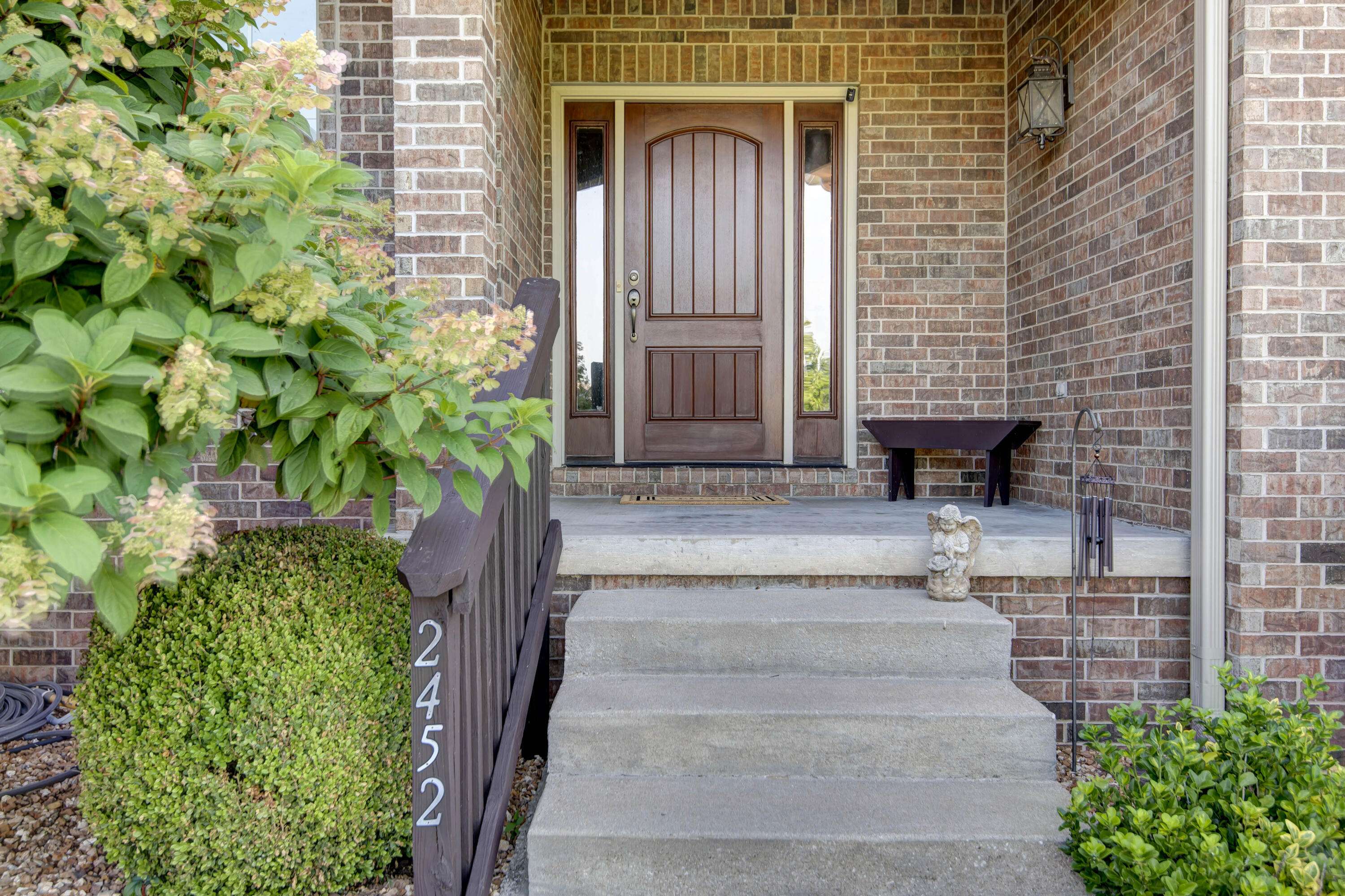 2452 N Arrow LN, Springfield, MO 65802