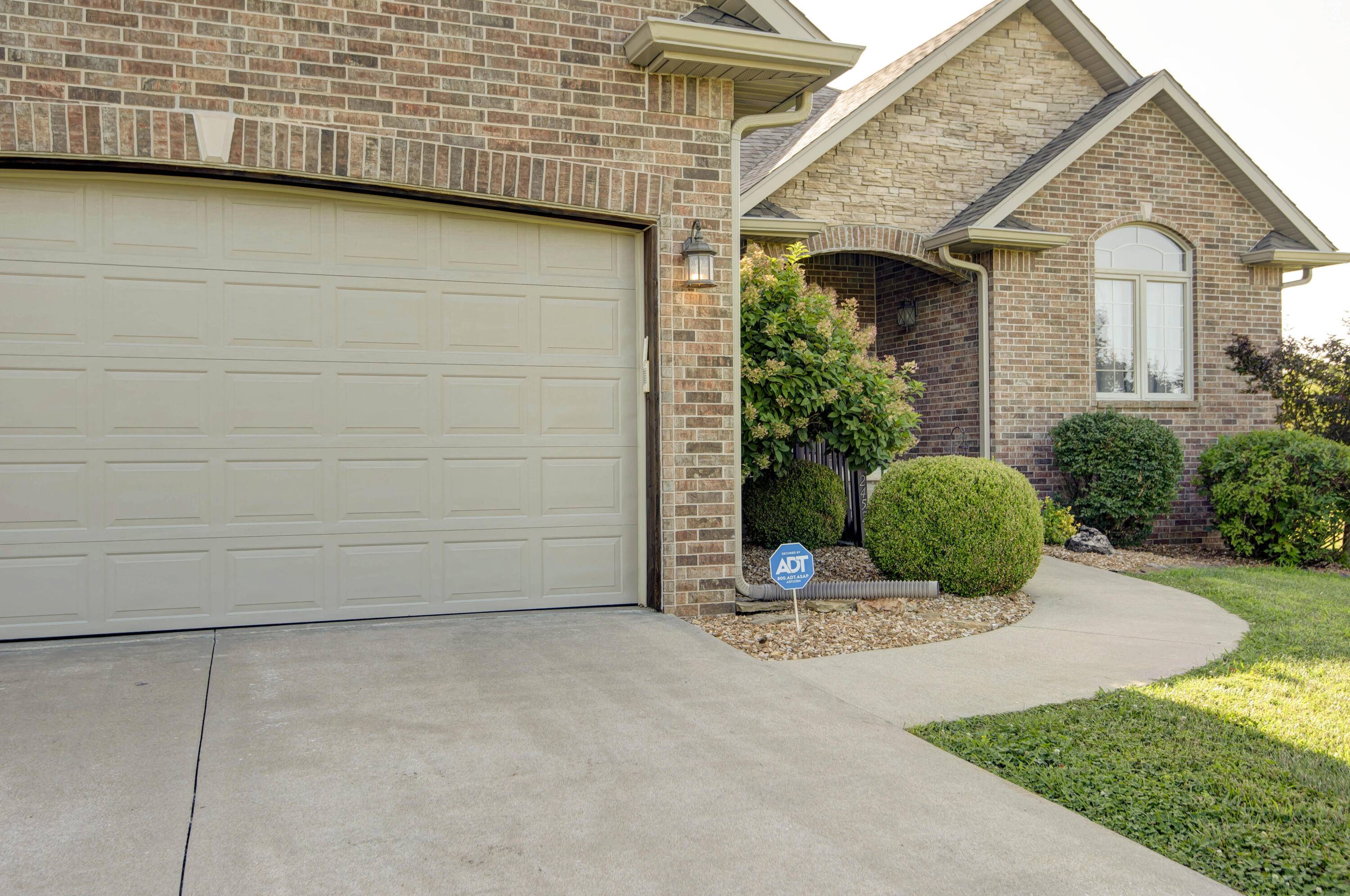 2452 N Arrow LN, Springfield, MO 65802
