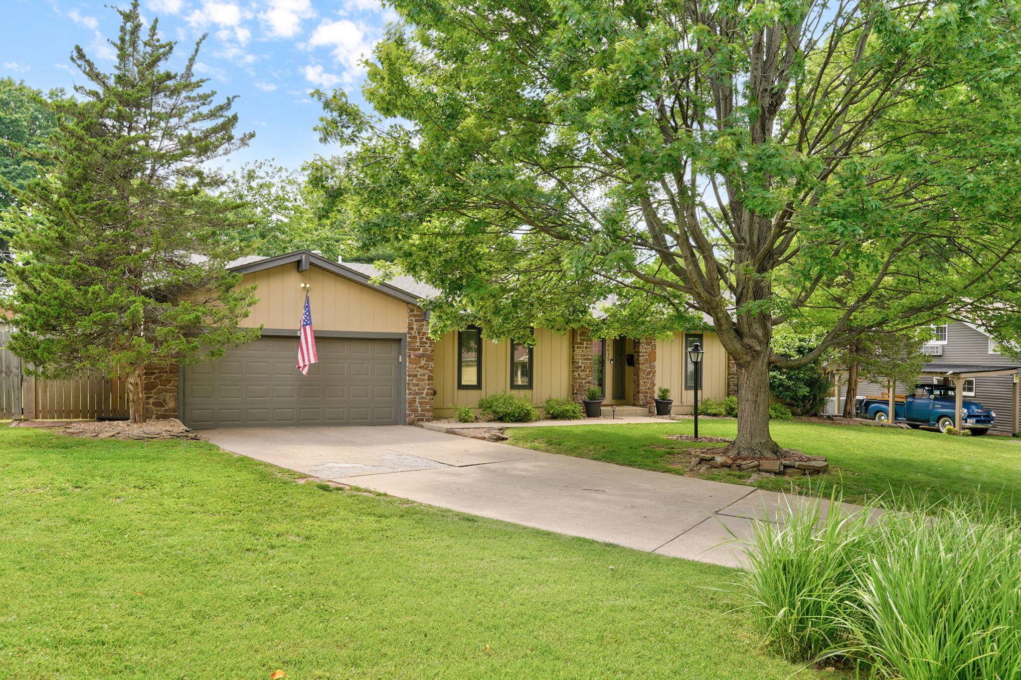 3615 S Parkhill AVE, Springfield, MO 65807