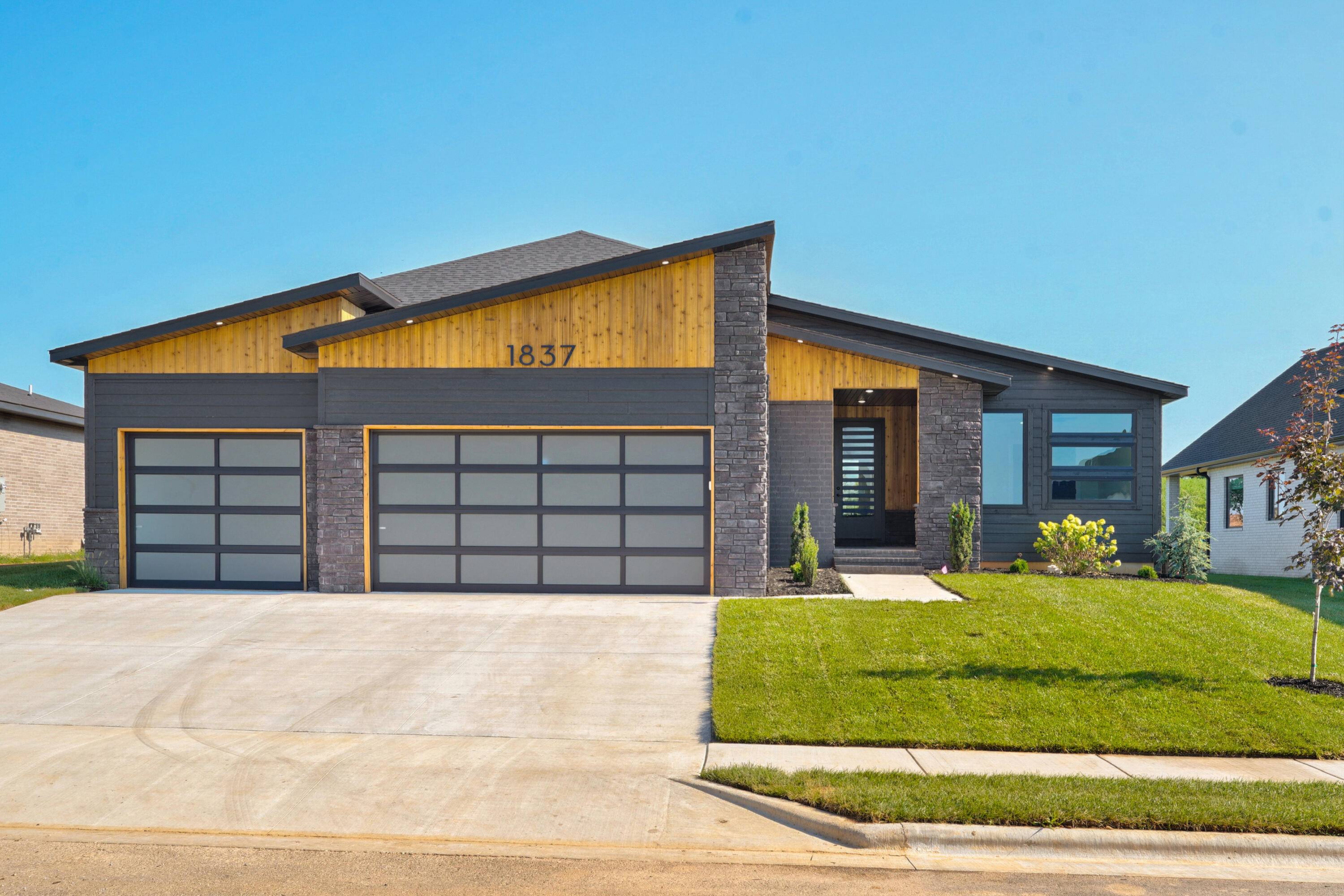 1837 E Skyline AVE, Ozark, MO 65721