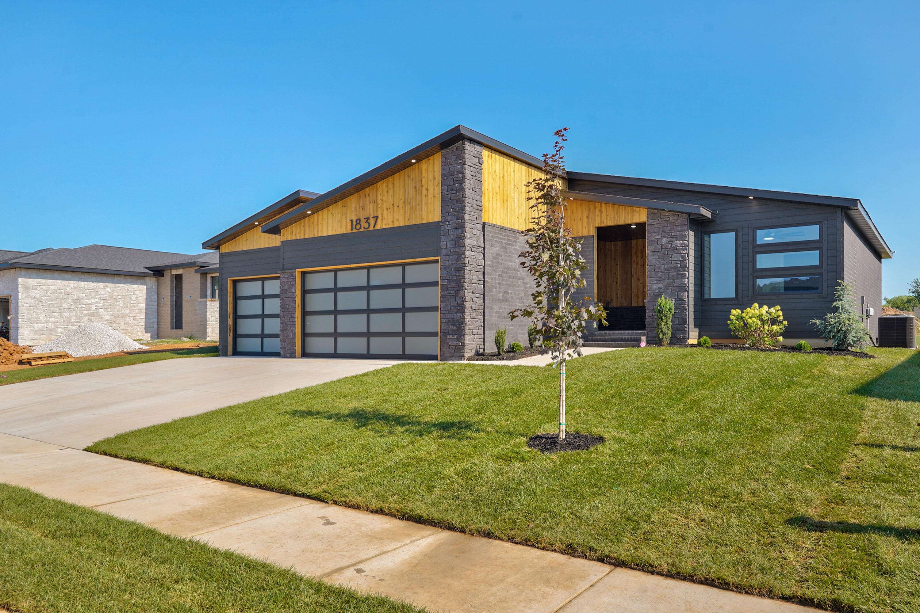 1837 E Skyline AVE, Ozark, MO 65721