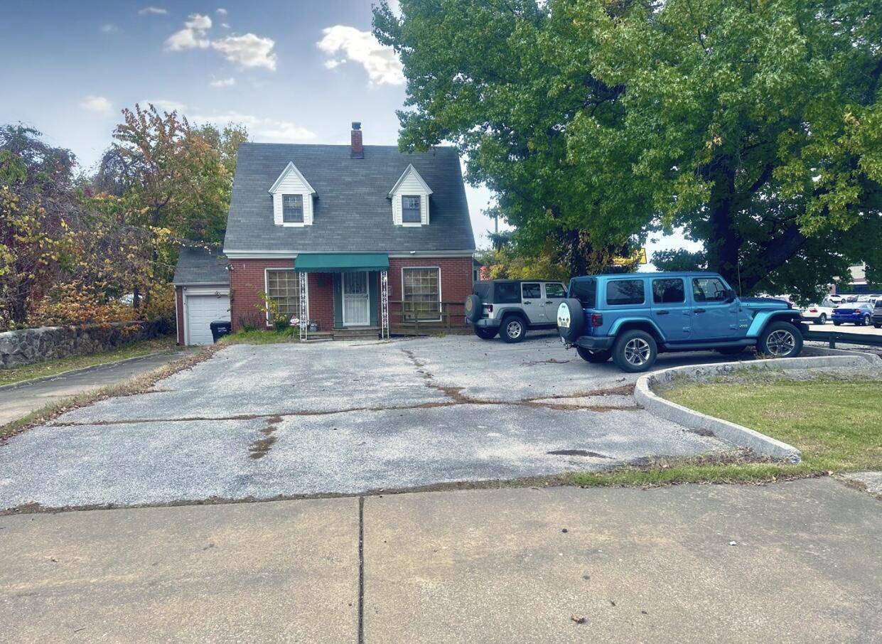1737 E Walnut ST, Springfield, MO 65802
