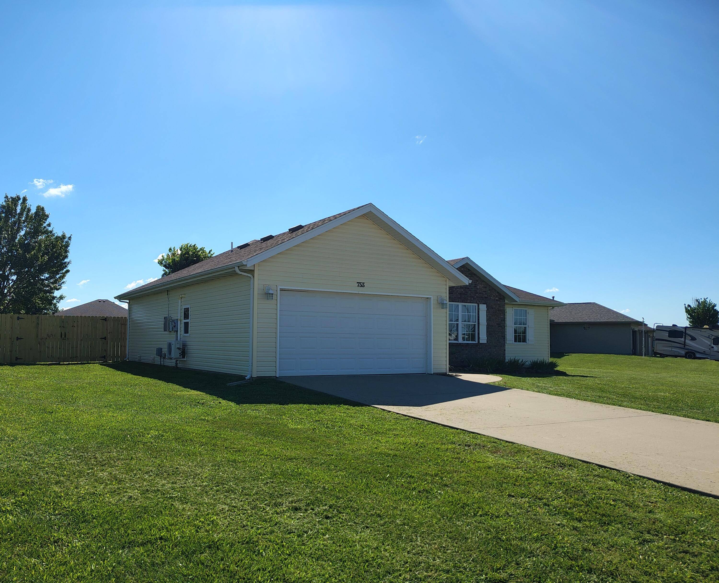 755 Woodlawn ST, Marshfield, MO 65706
