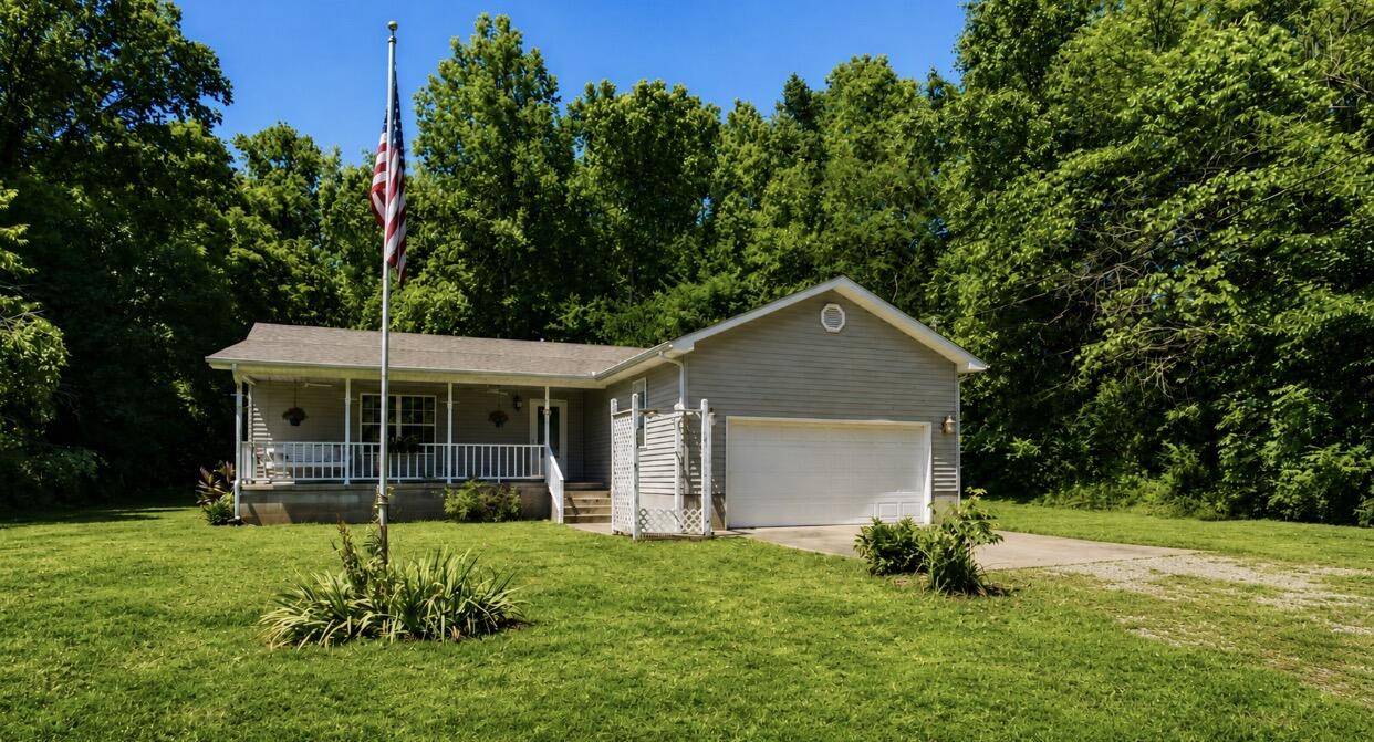 101 Bear LN, Seneca, MO 64865