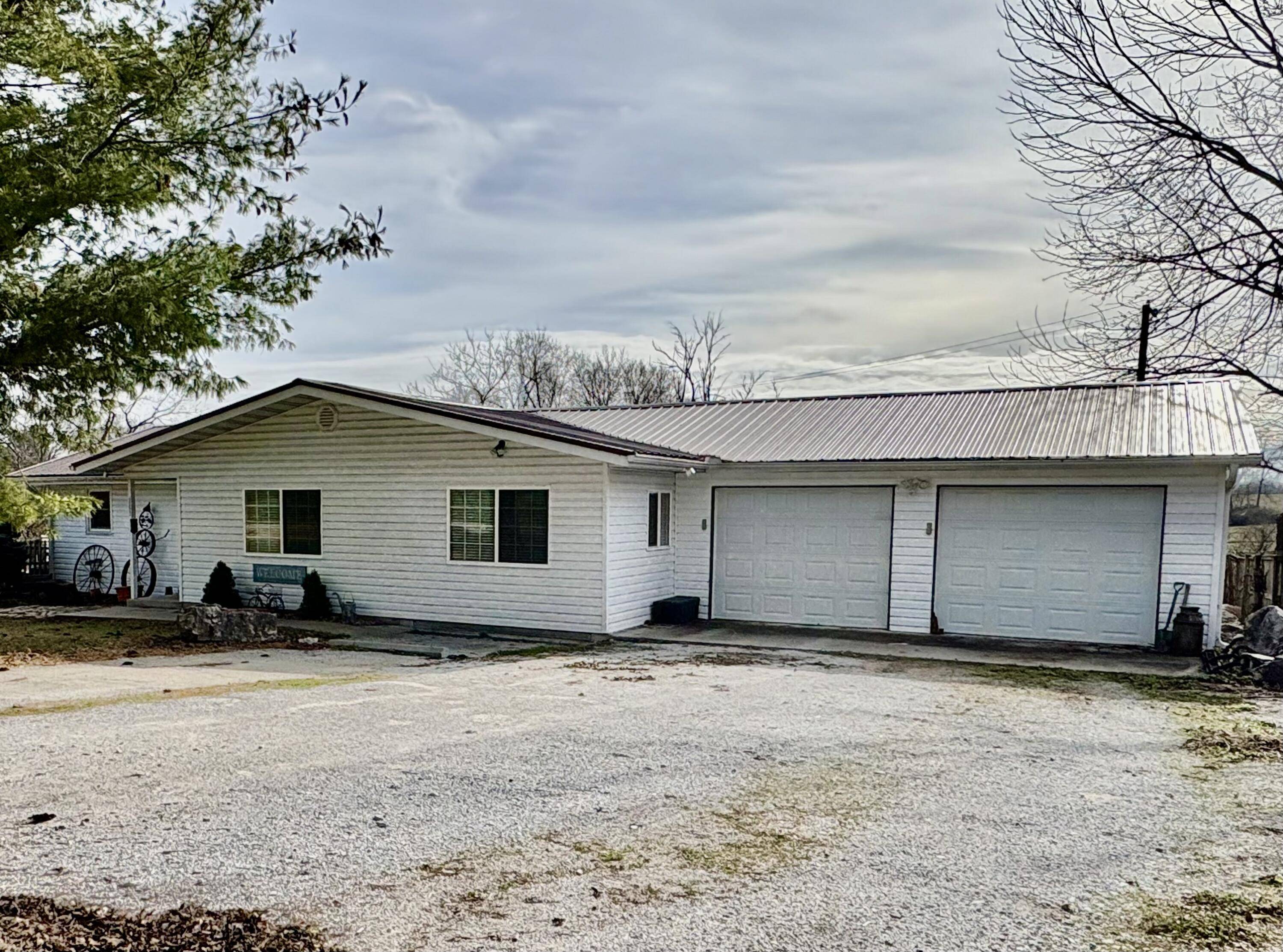 203 Wynes CIR, Greenfield, MO 65661
