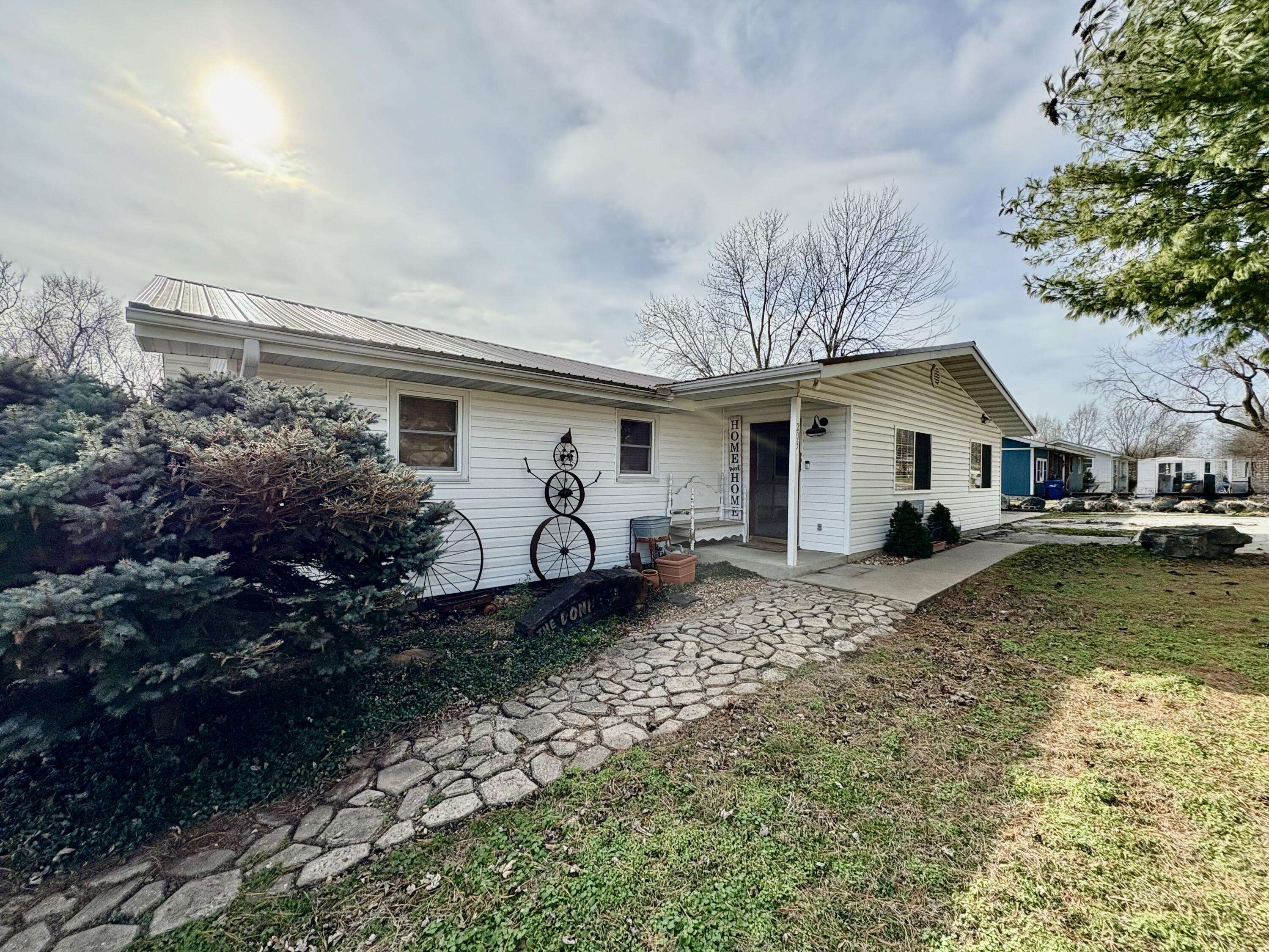 203 Wynes CIR, Greenfield, MO 65661