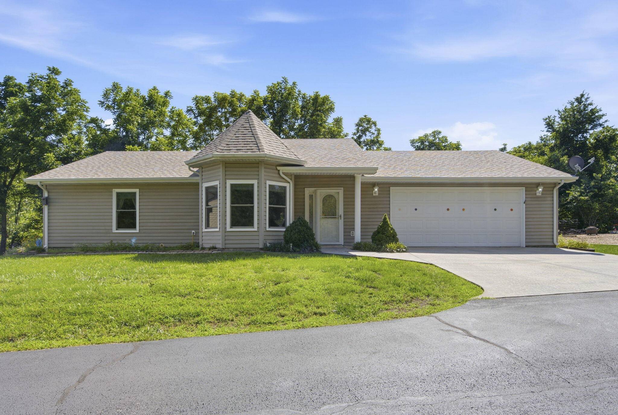 160 Starrville LN, Reeds Spring, MO 65737