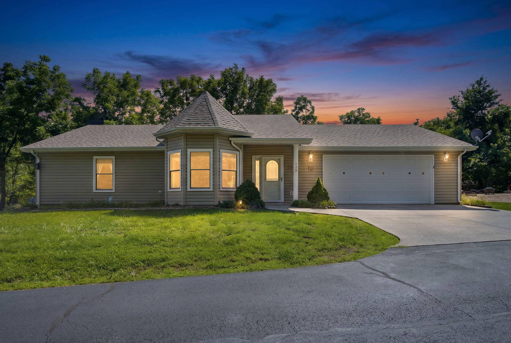 160 Starrville LN, Reeds Spring, MO 65737