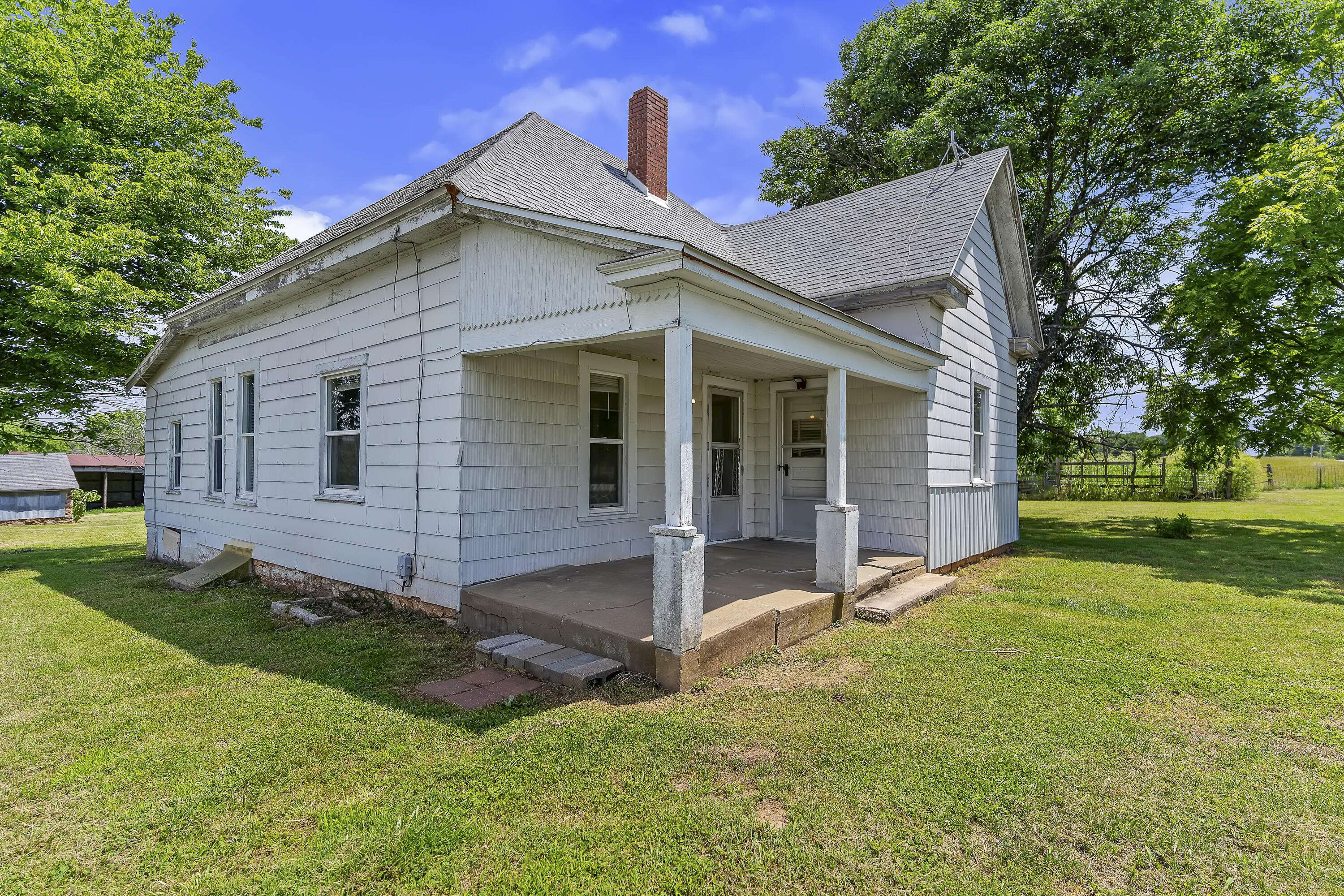8527 W Farm Rd 76, Willard, MO 65781