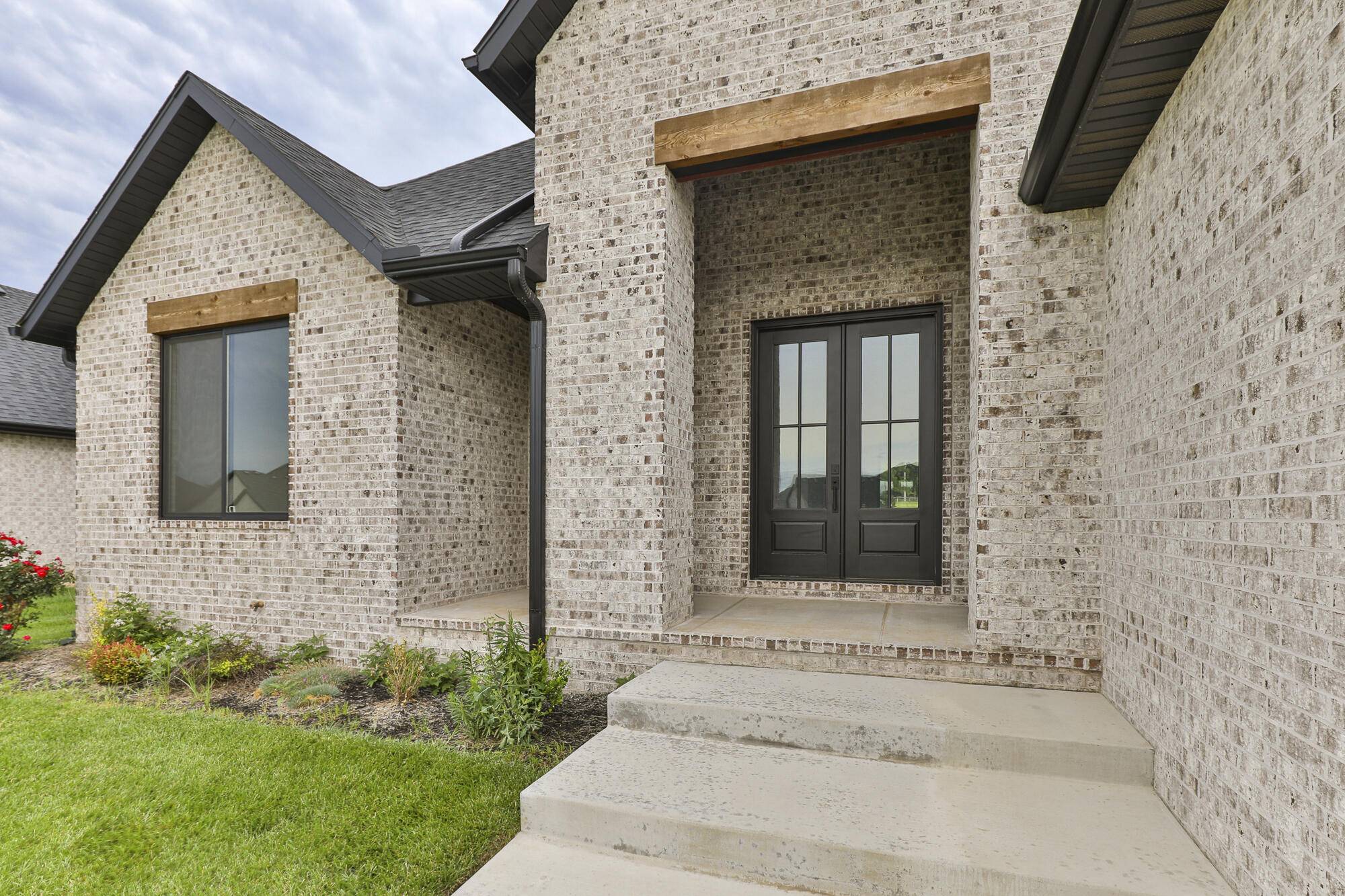 2105 N Silver Charm AVE, Springfield, MO 65802
