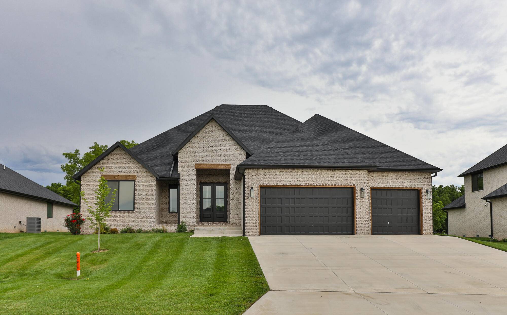 2105 N Silver Charm AVE, Springfield, MO 65802