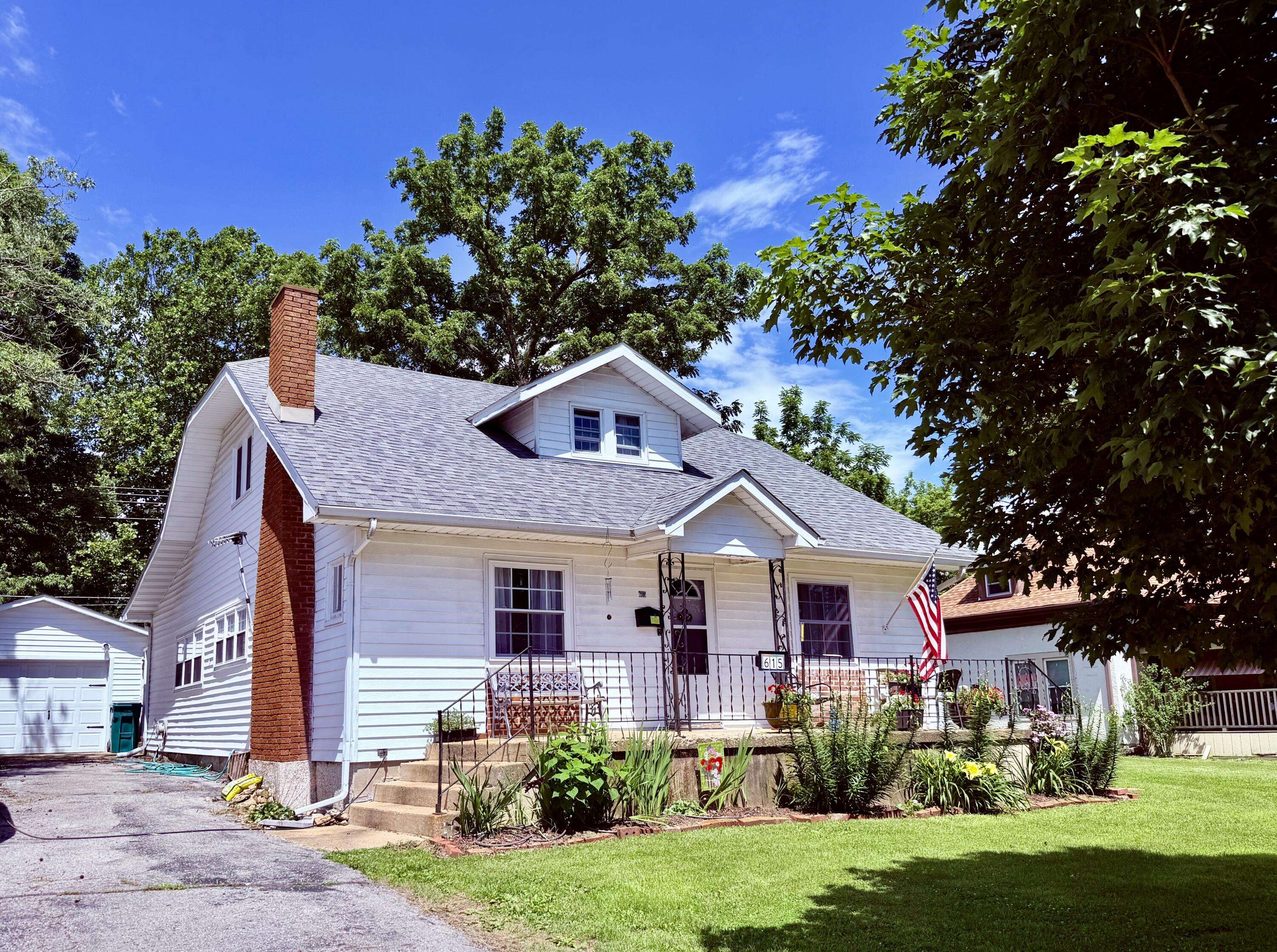 615 N Maple AVE, Mountain Grove, MO 65711