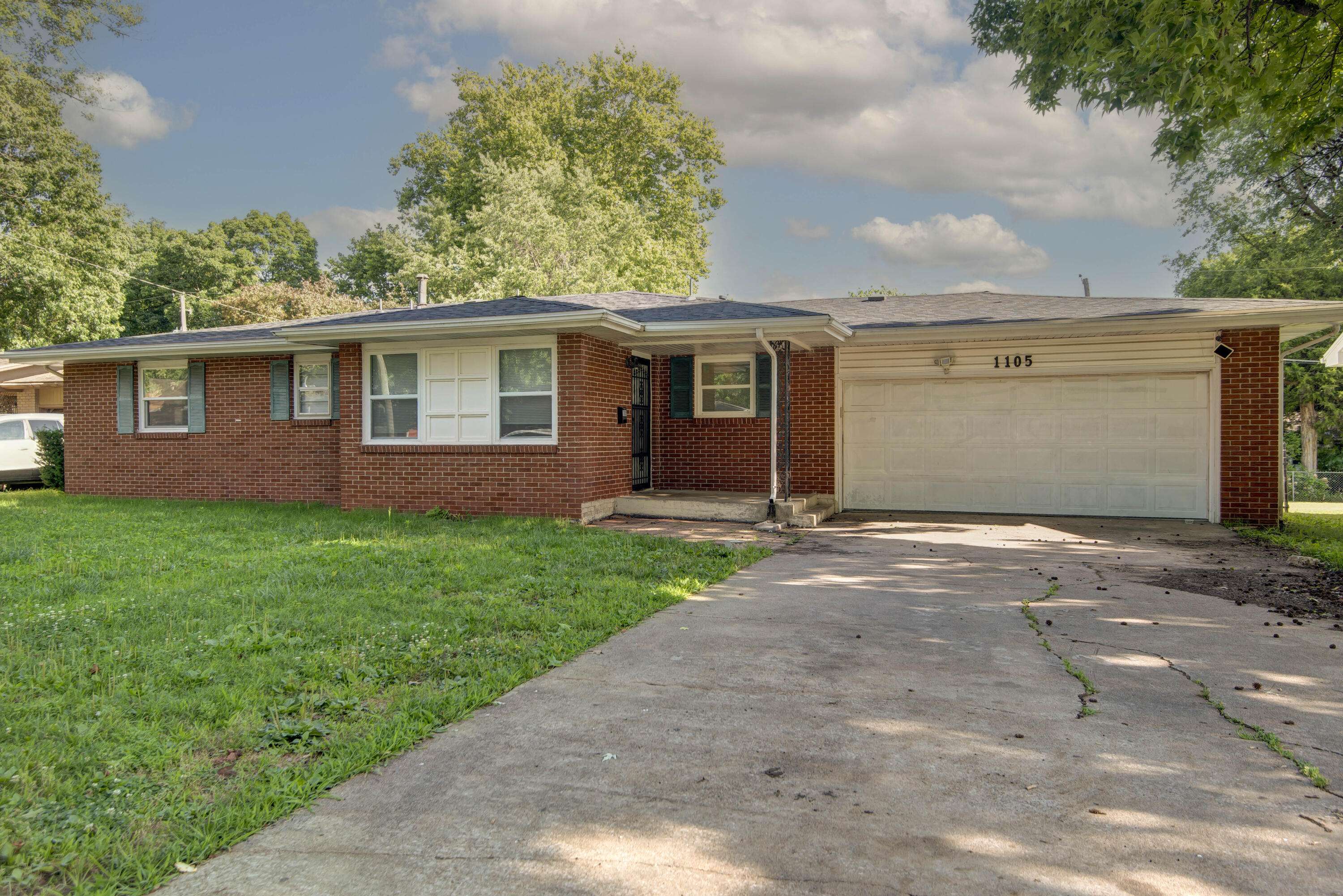 1105 E Edgewood ST, Springfield, MO 65807