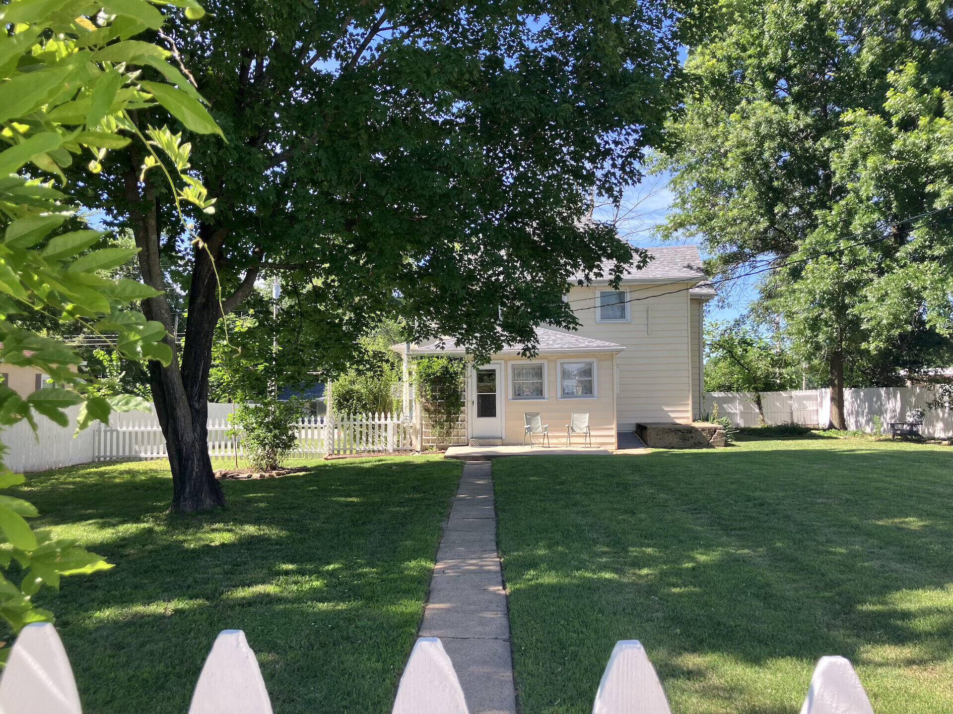 438 E Washington ST, Marshfield, MO 65706