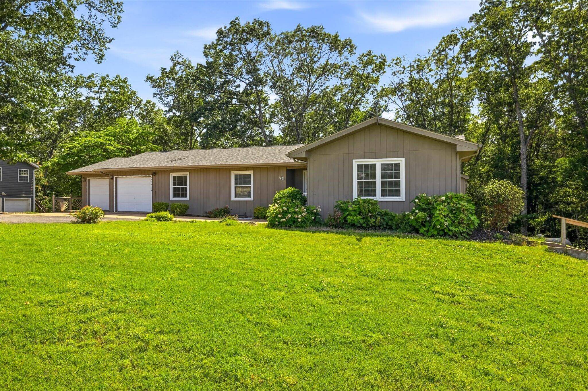 35 Nightfall LN, Branson West, MO 65737