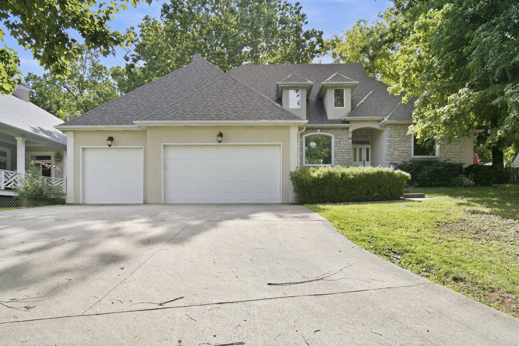 1628 S Charing RD, Springfield, MO 65809