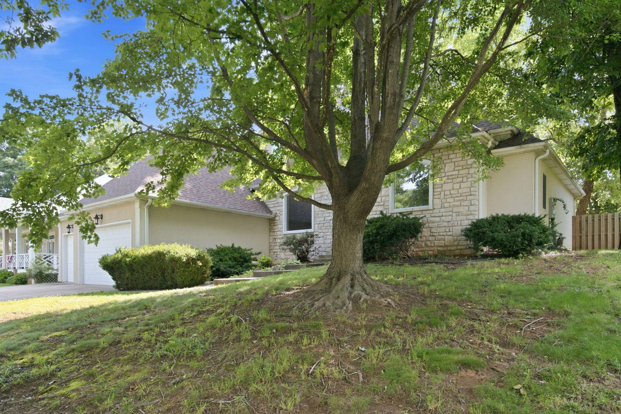 1628 S Charing RD, Springfield, MO 65809