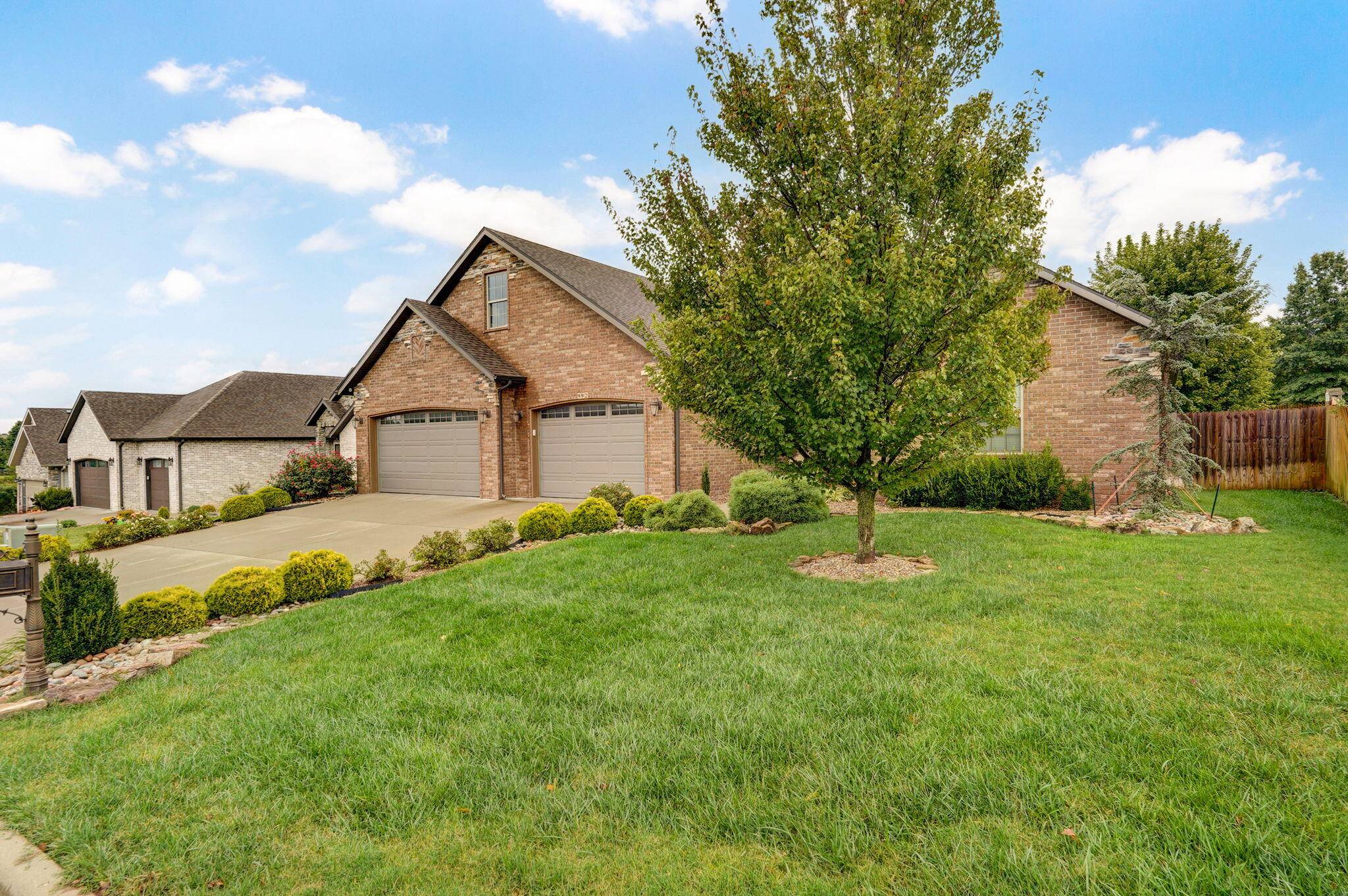 992 N Cedar Ridge AVE, Springfield, MO 65802