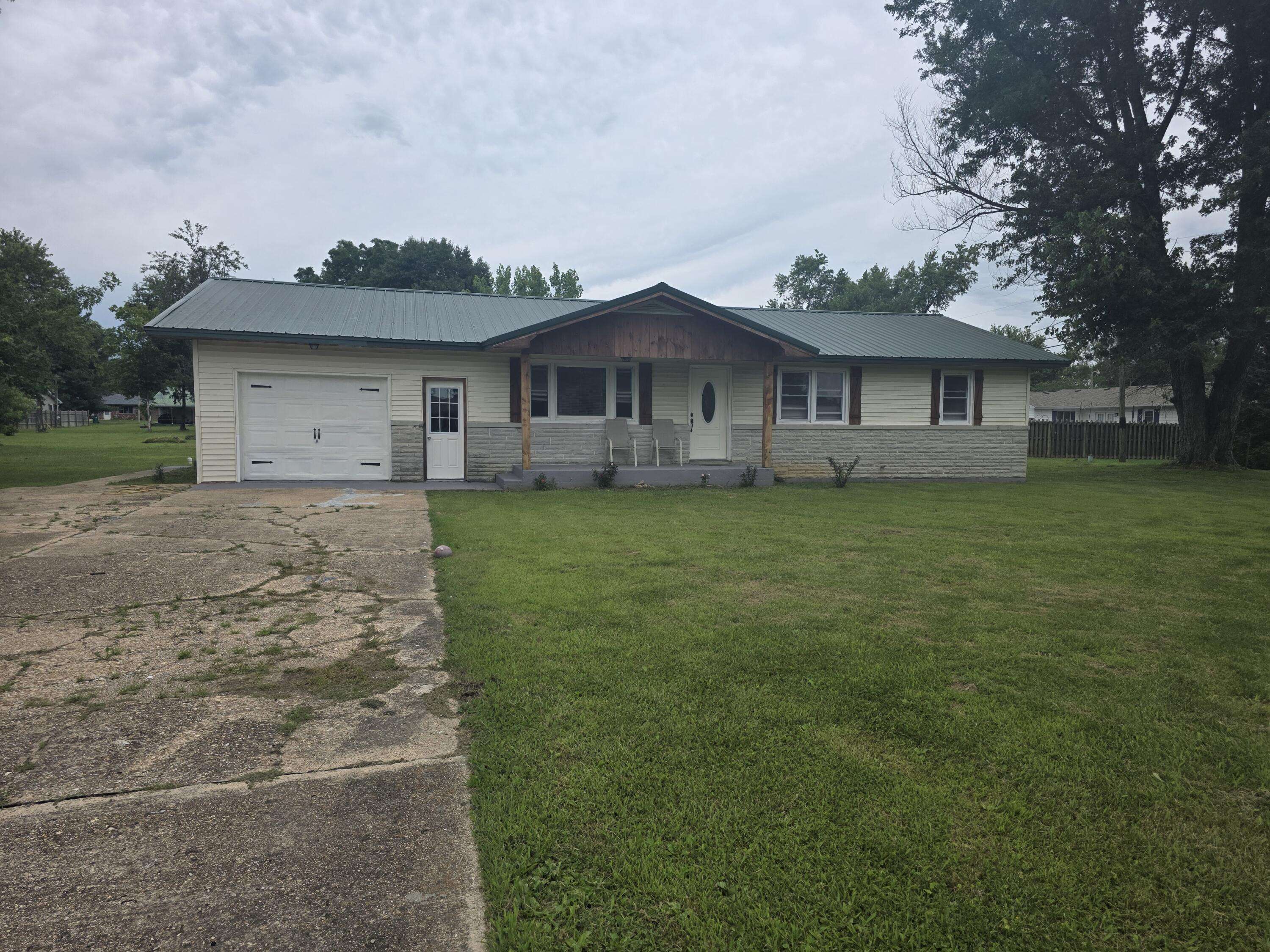 1005 W Clouse ST, Mountain Grove, MO 65711