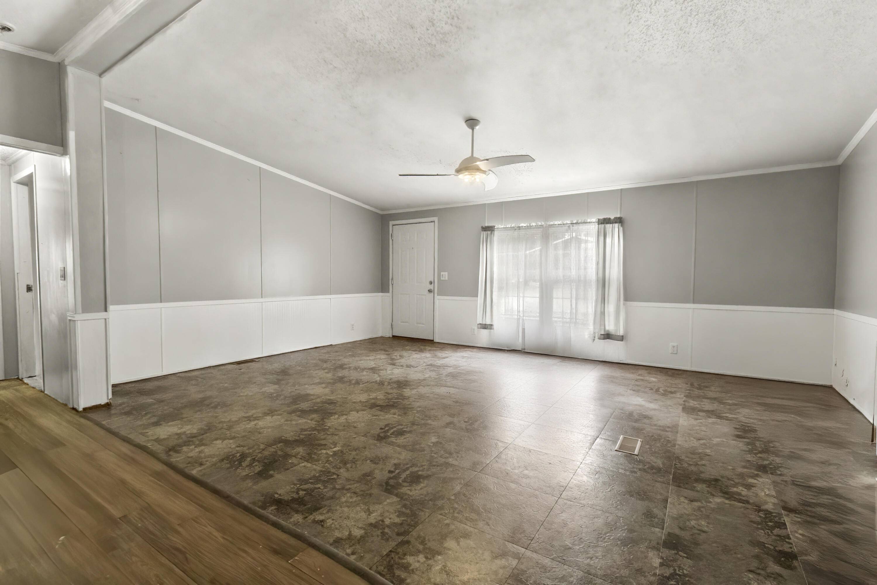 2042 Longview RD, Merriam Woods, MO 65740