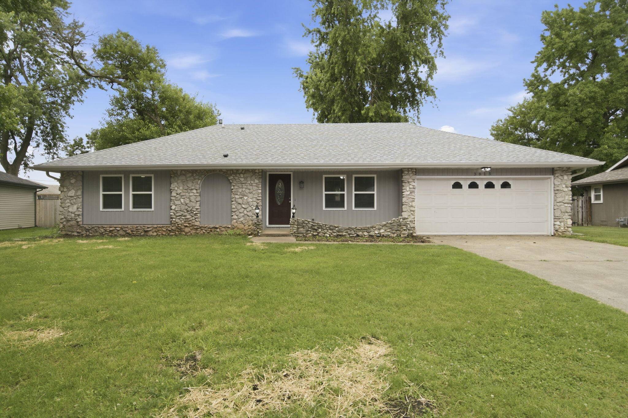 3815 S Queens CT, Springfield, MO 65807